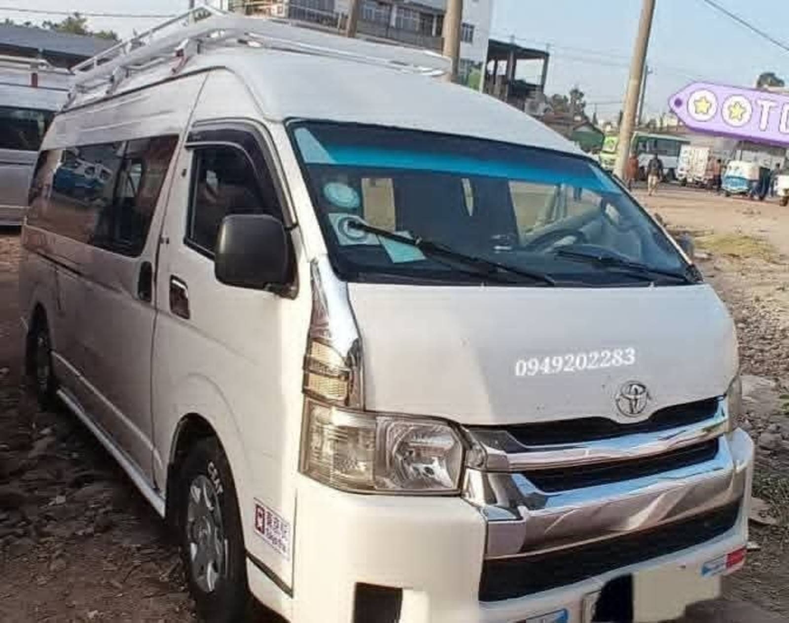2014 Toyota Hiace — photo 3