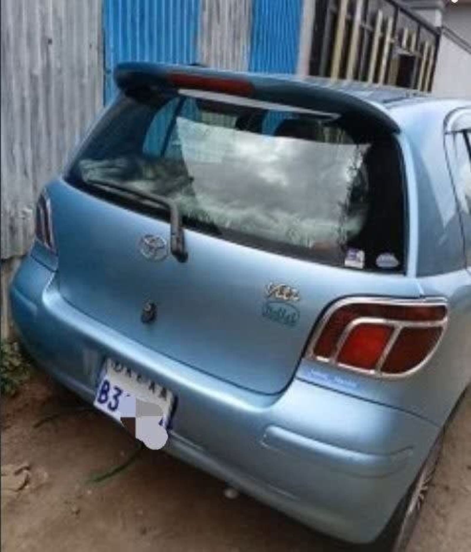 2002 Toyota Vitz — photo 2