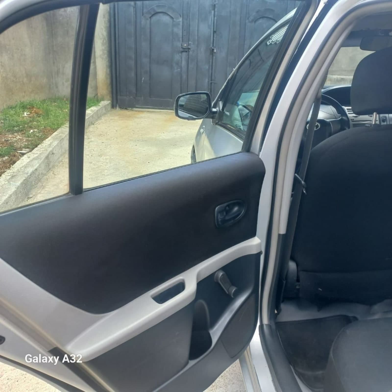 2009 Toyota Yaris Compact — photo 2