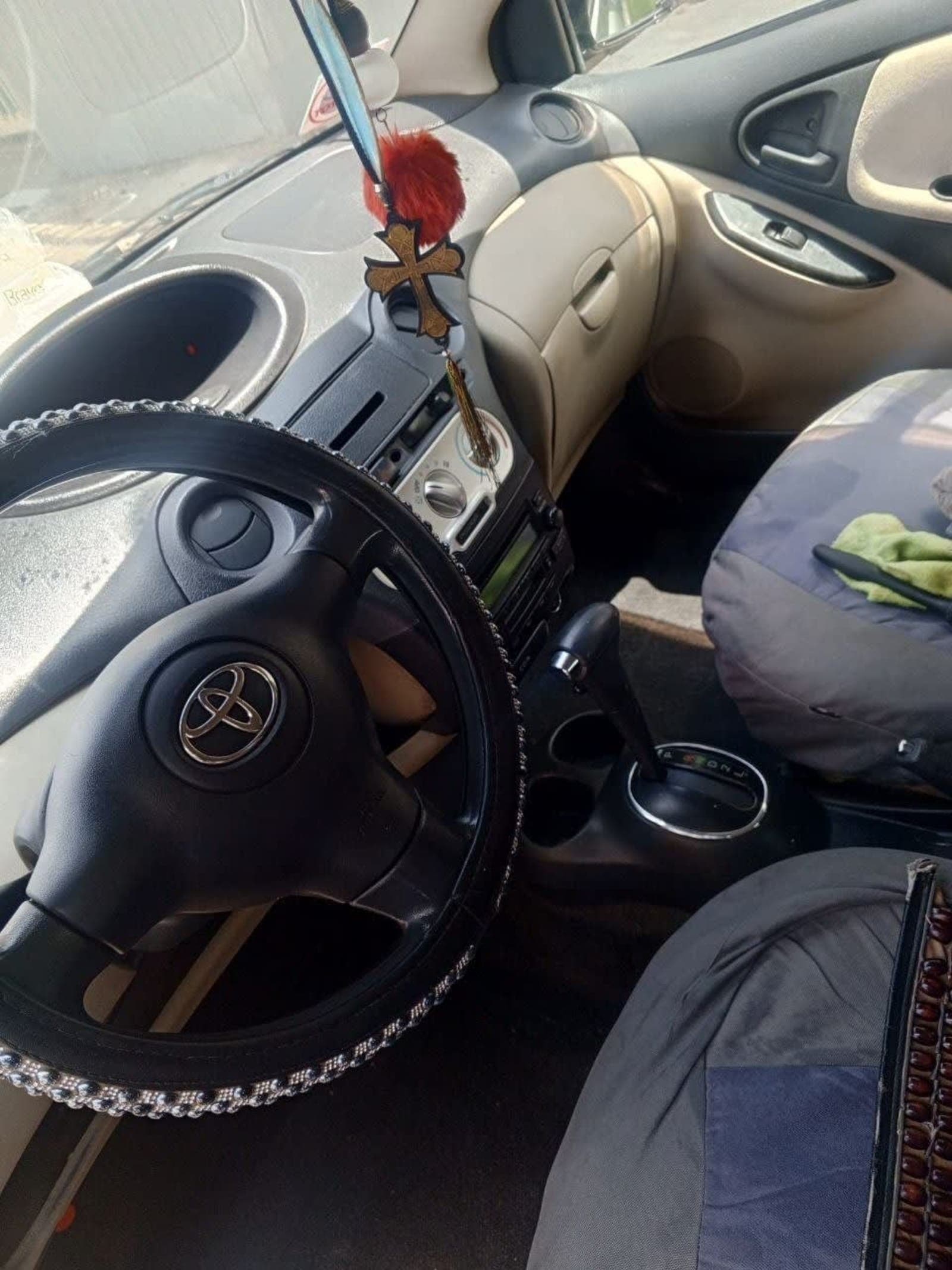 2004 Toyota Vitz — photo 4