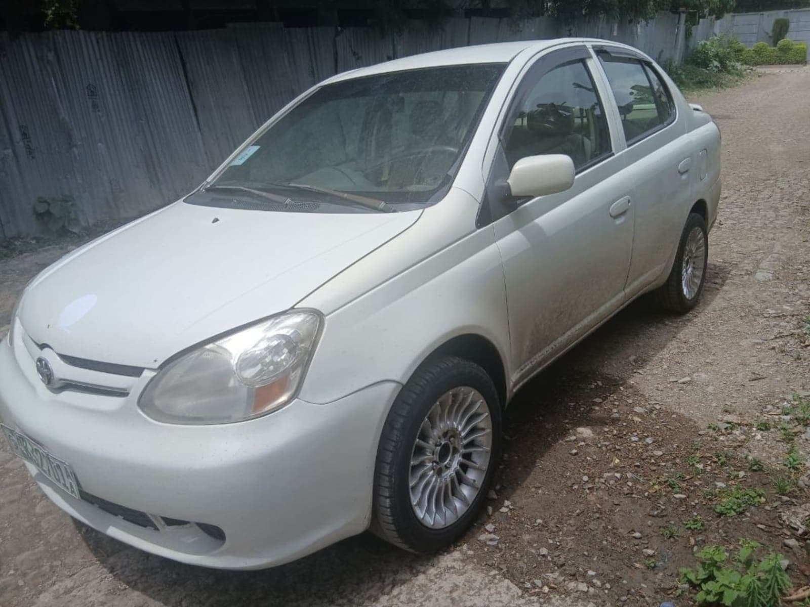 2005 Toyota Platz — photo 2