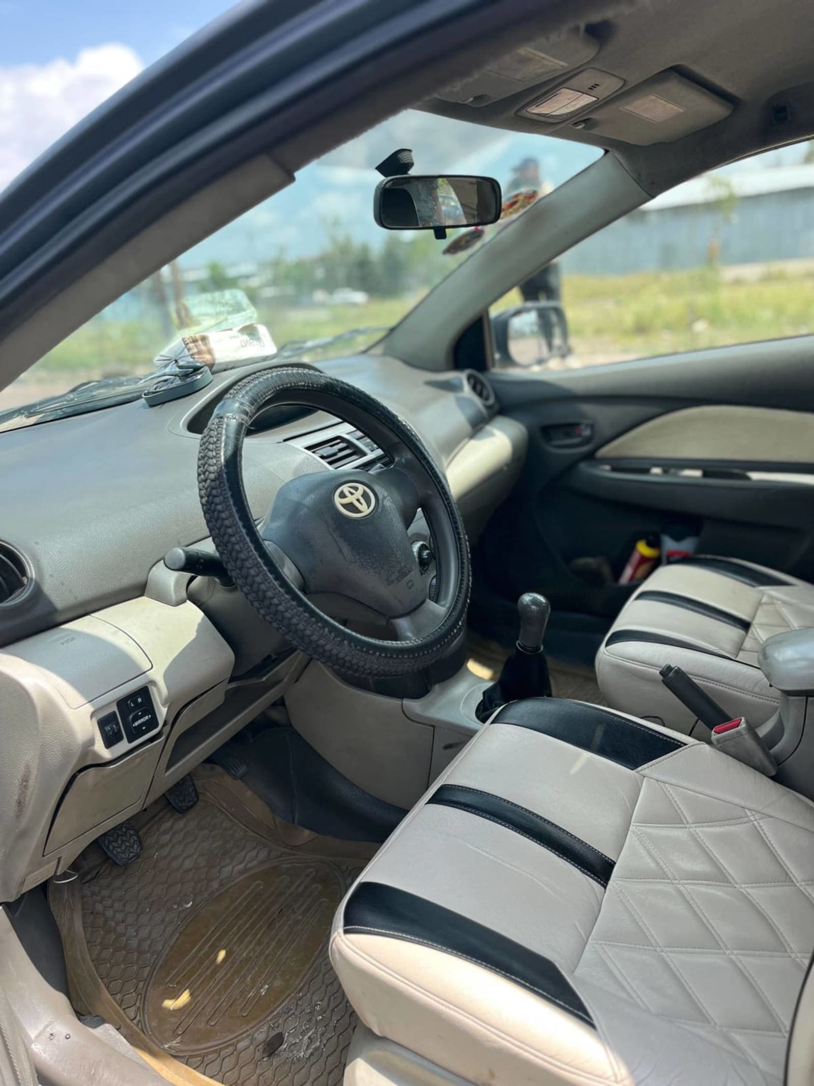 2009 Toyota Yaris Sedan — photo 6