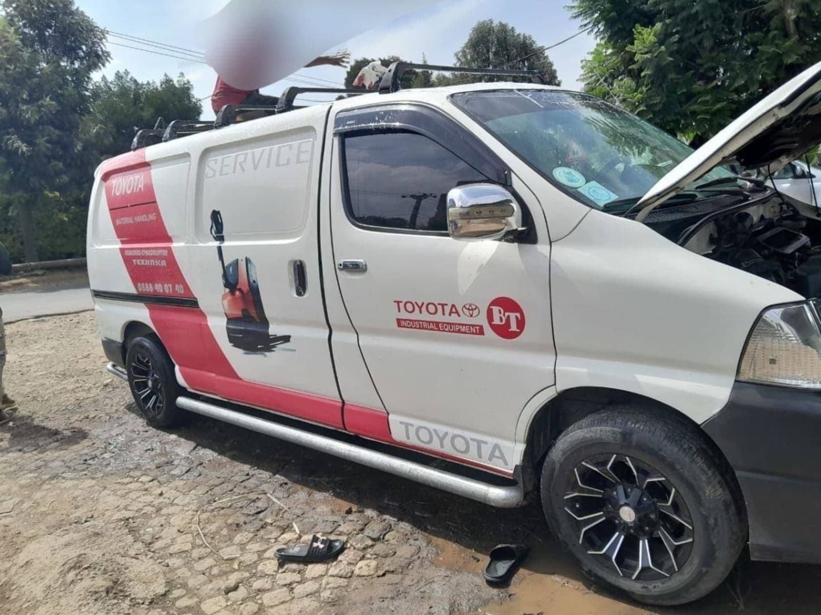 2011 Toyota shark fabric van