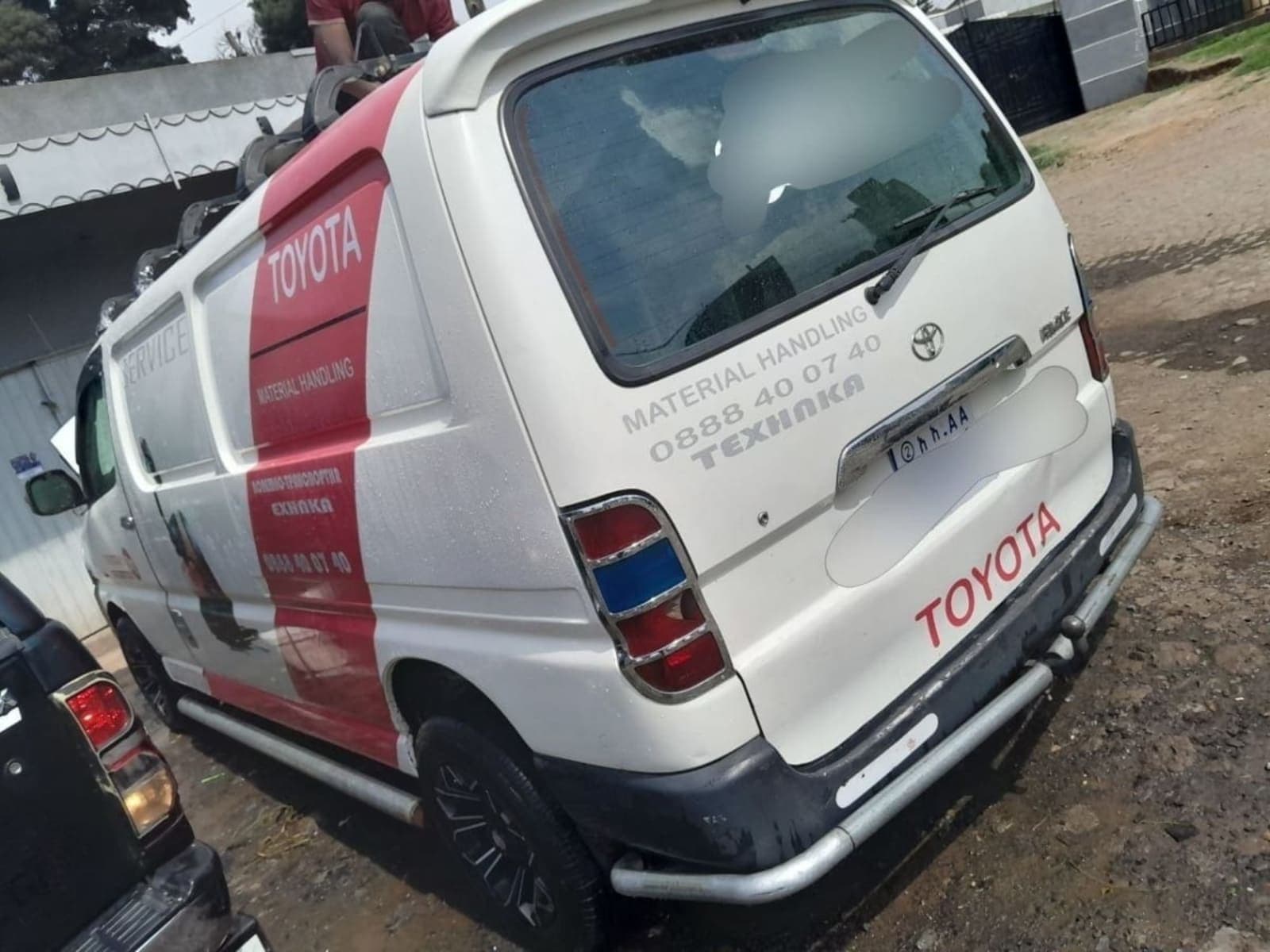 2011 Toyota shark fabric van — photo 3