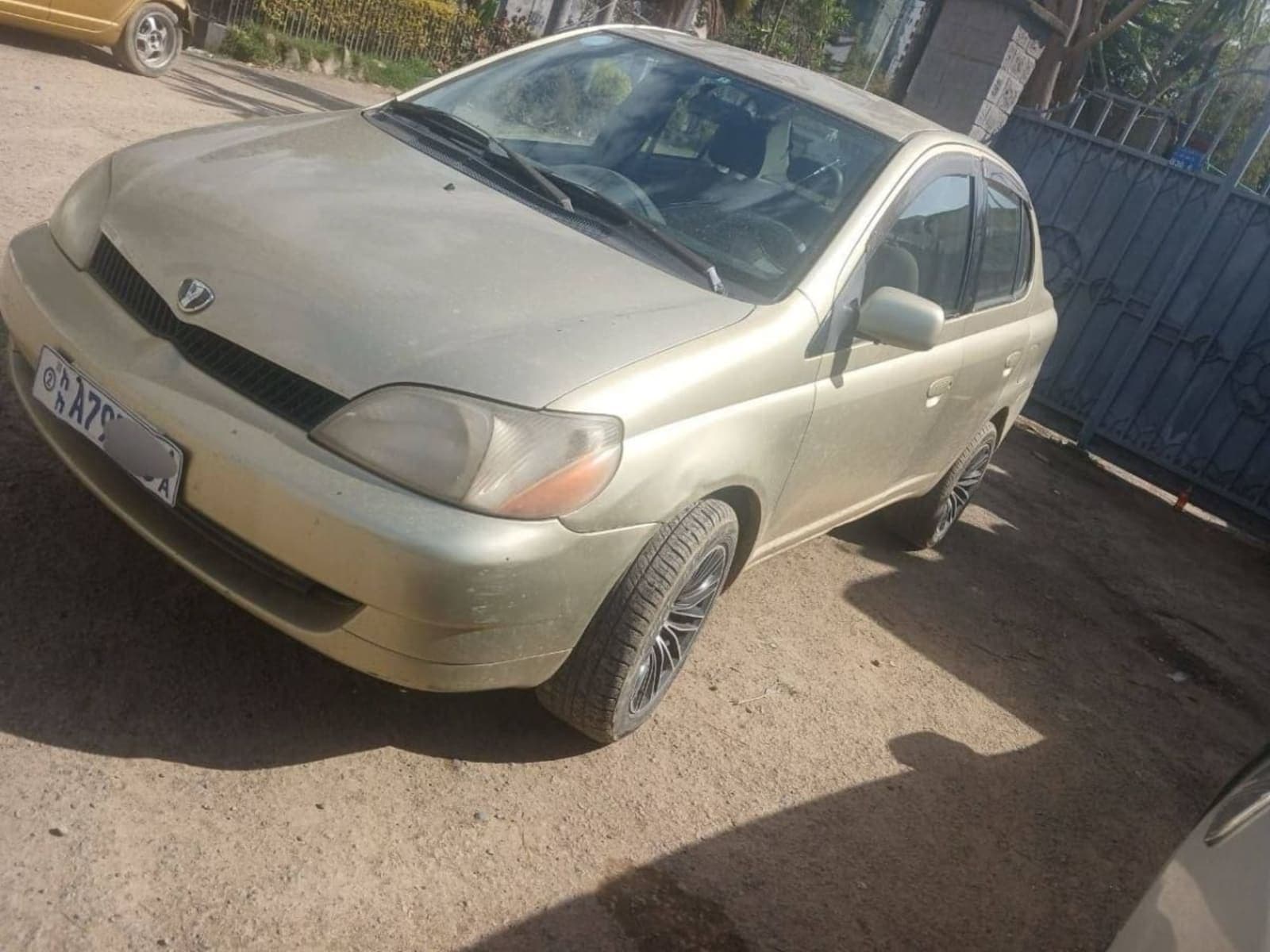 2001 Toyota Platz — photo 2