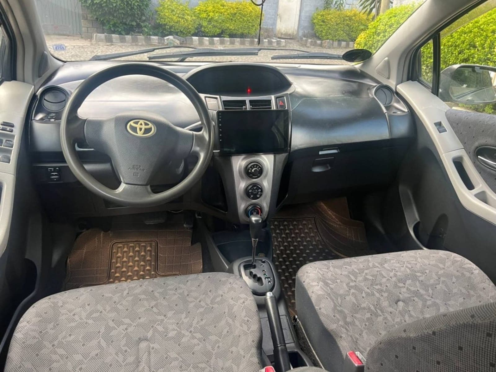 2010 Toyota Yaris Compact — photo 3