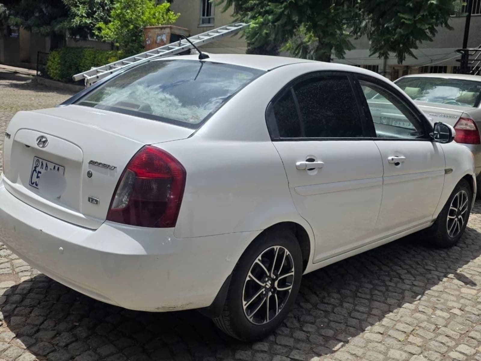 2010 Hyundai Accent โ photo 2