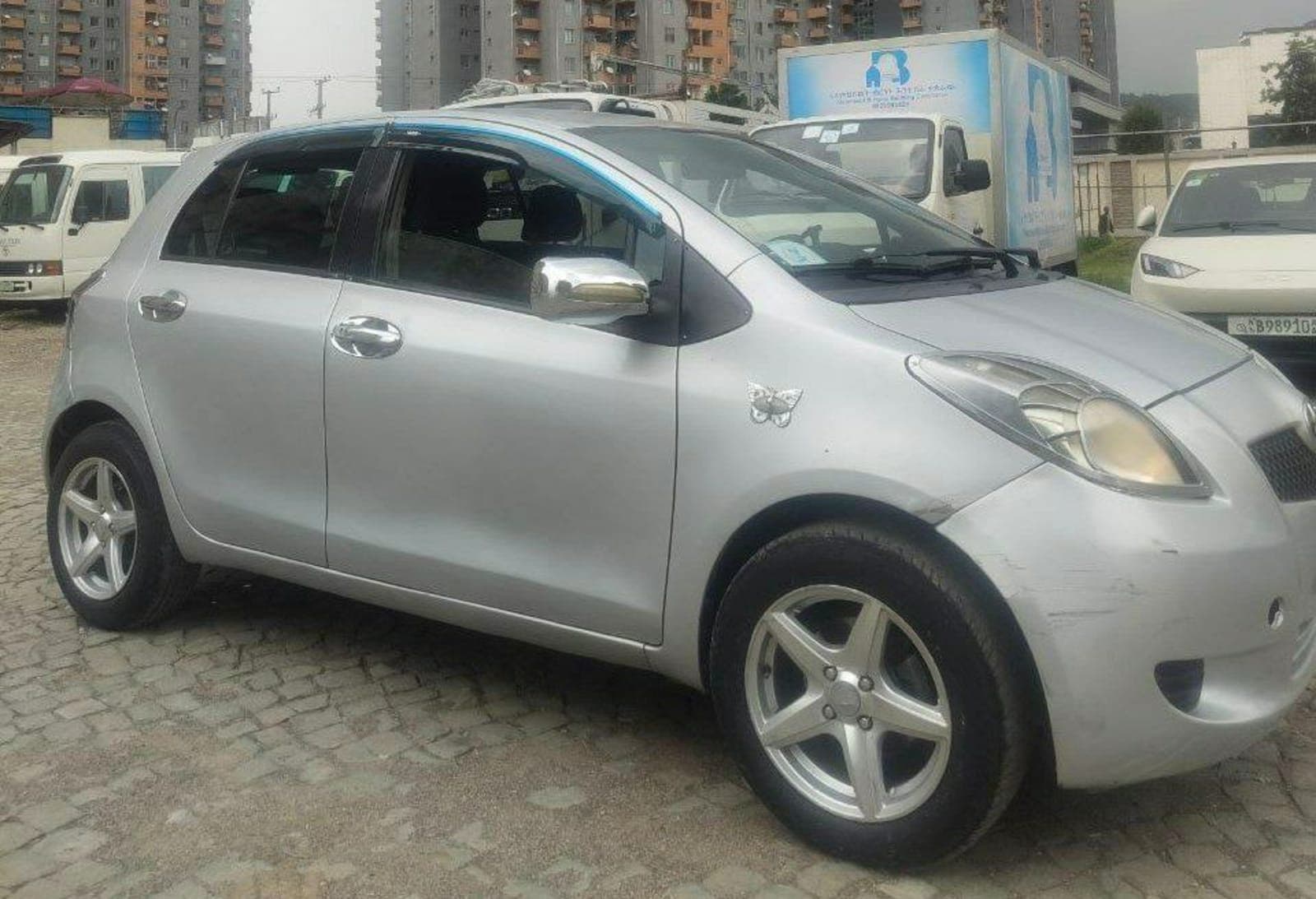 2005 Toyota Yaris Compact — photo 2