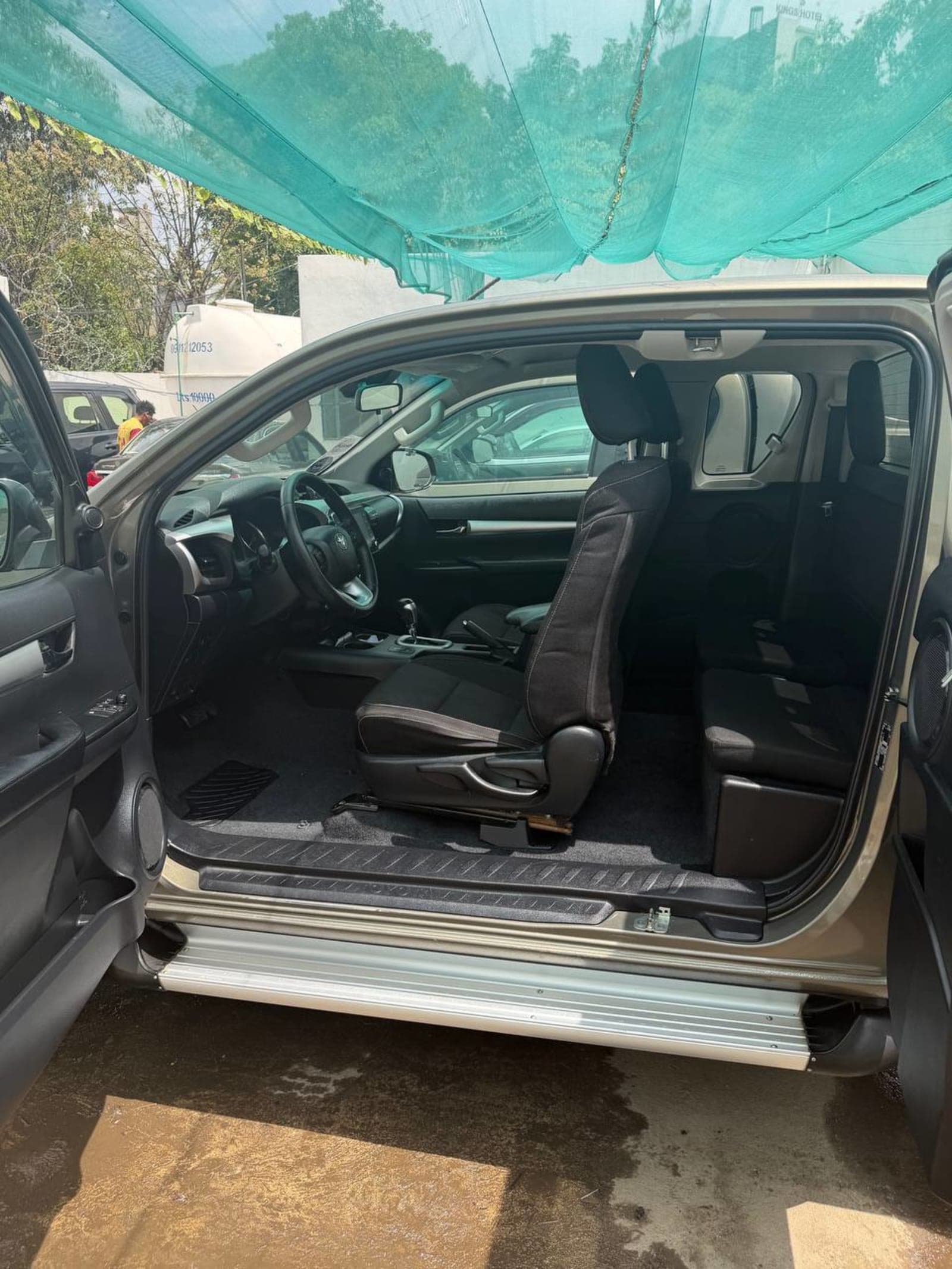 2021 Toyota Hilux Invincible — photo 2