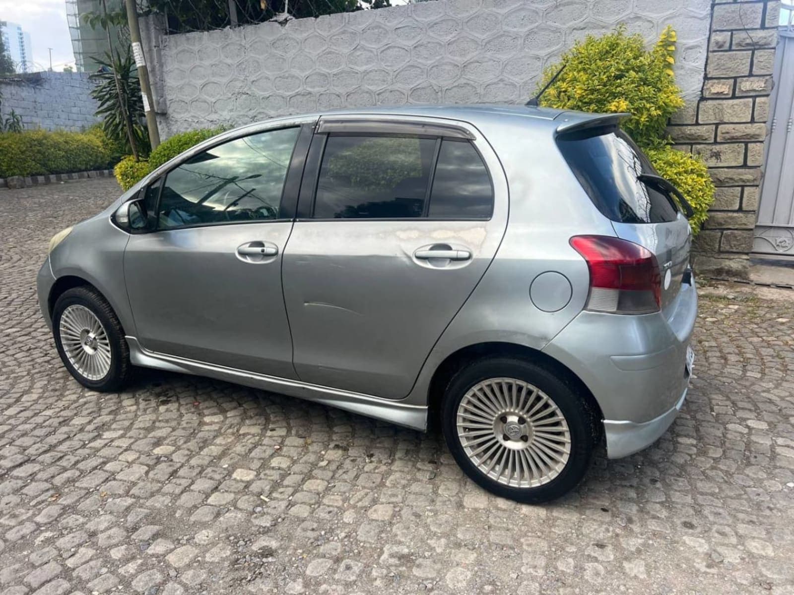 2010 Toyota Yaris Compact — photo 2