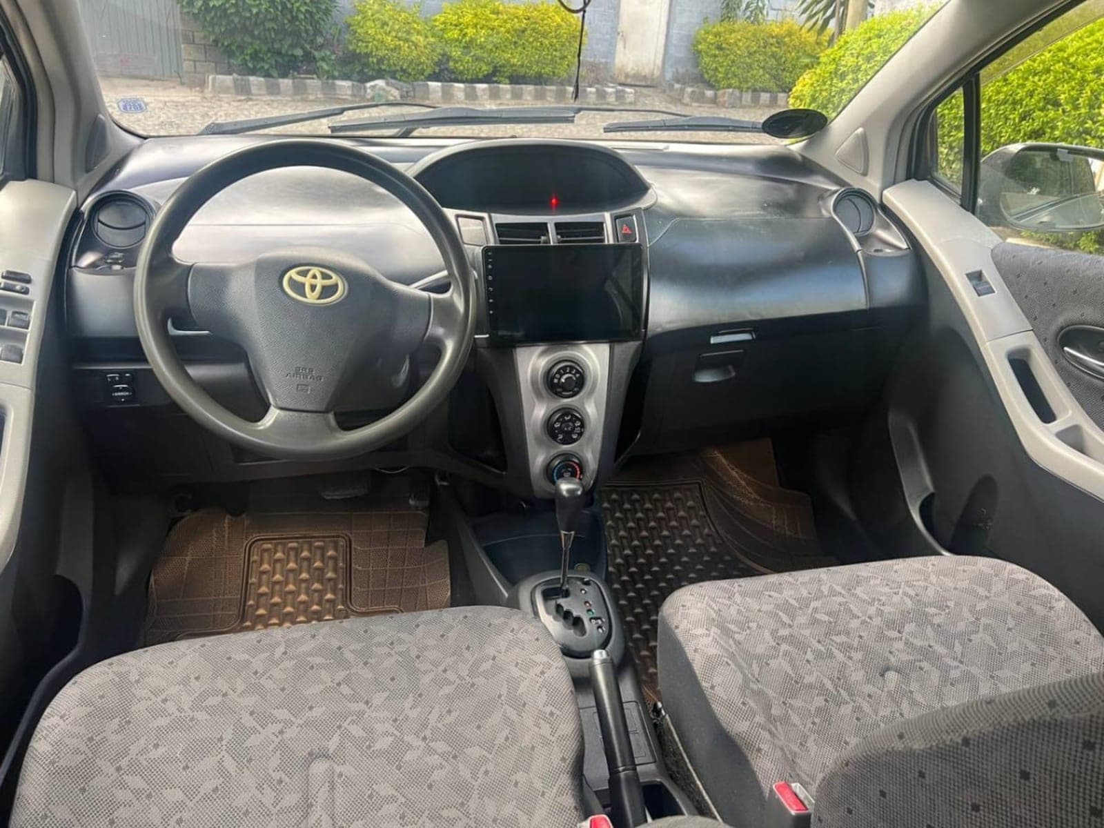 2010 Toyota Yaris Compact — photo 5