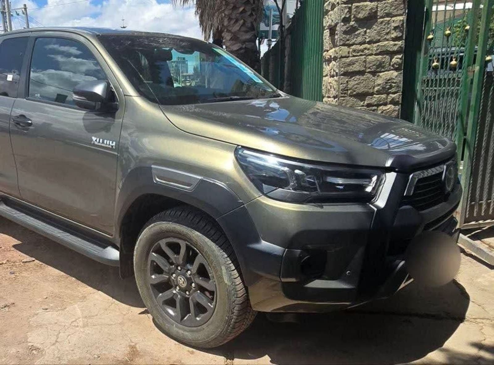 2022 Toyota Hilux invincible — photo 3