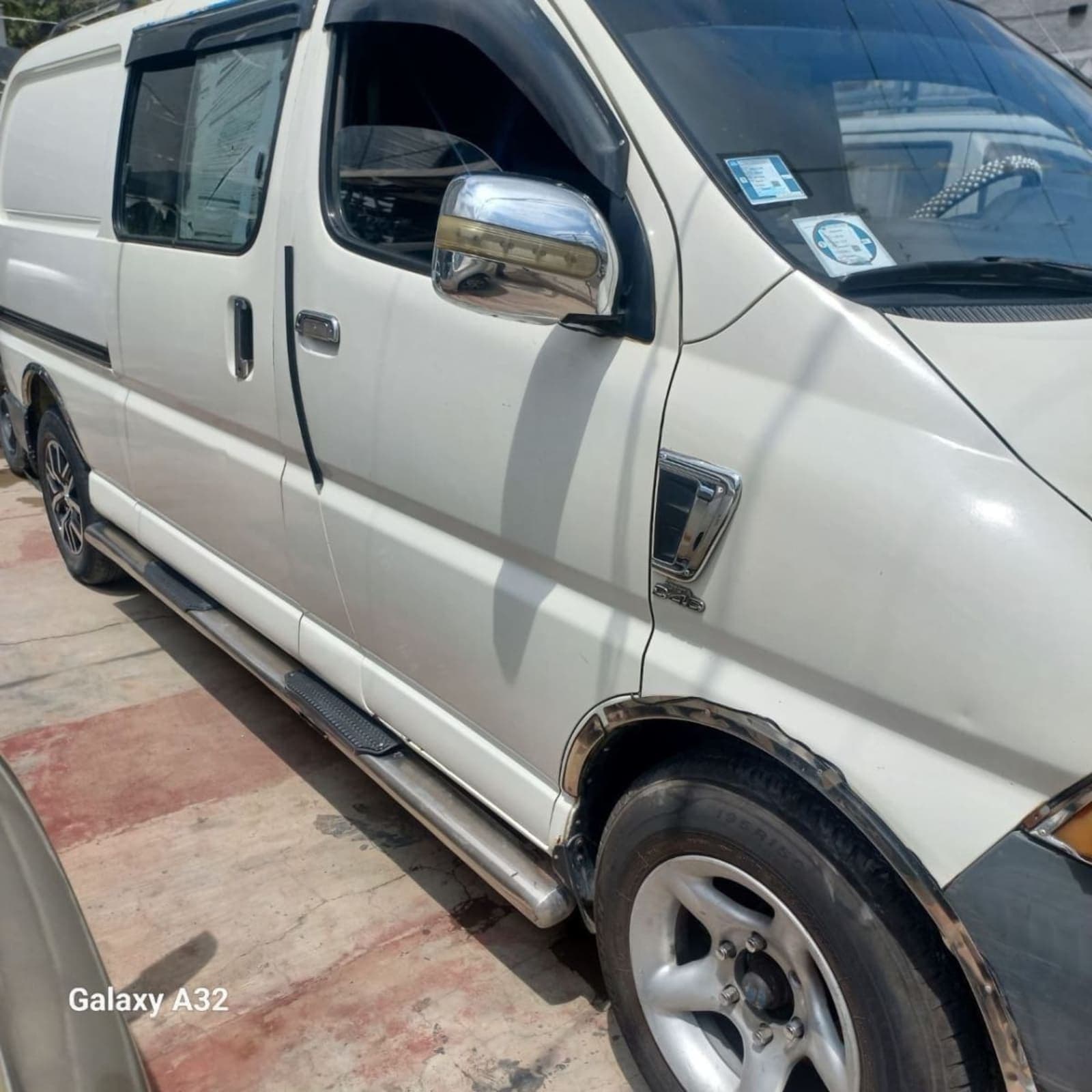 2004 Toyota D4D van — photo 2