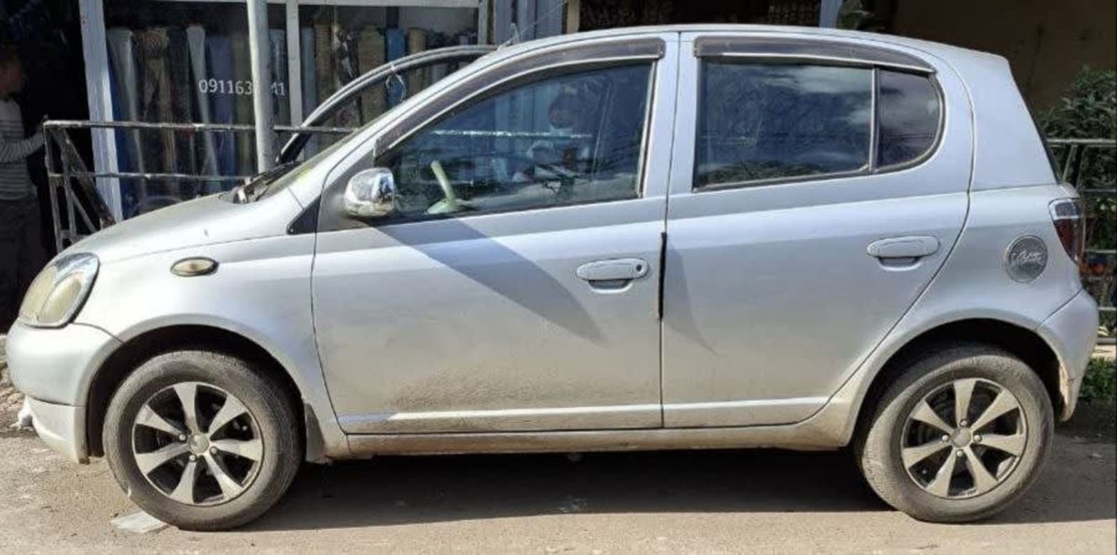 2001 Toyota Vitz — photo 2