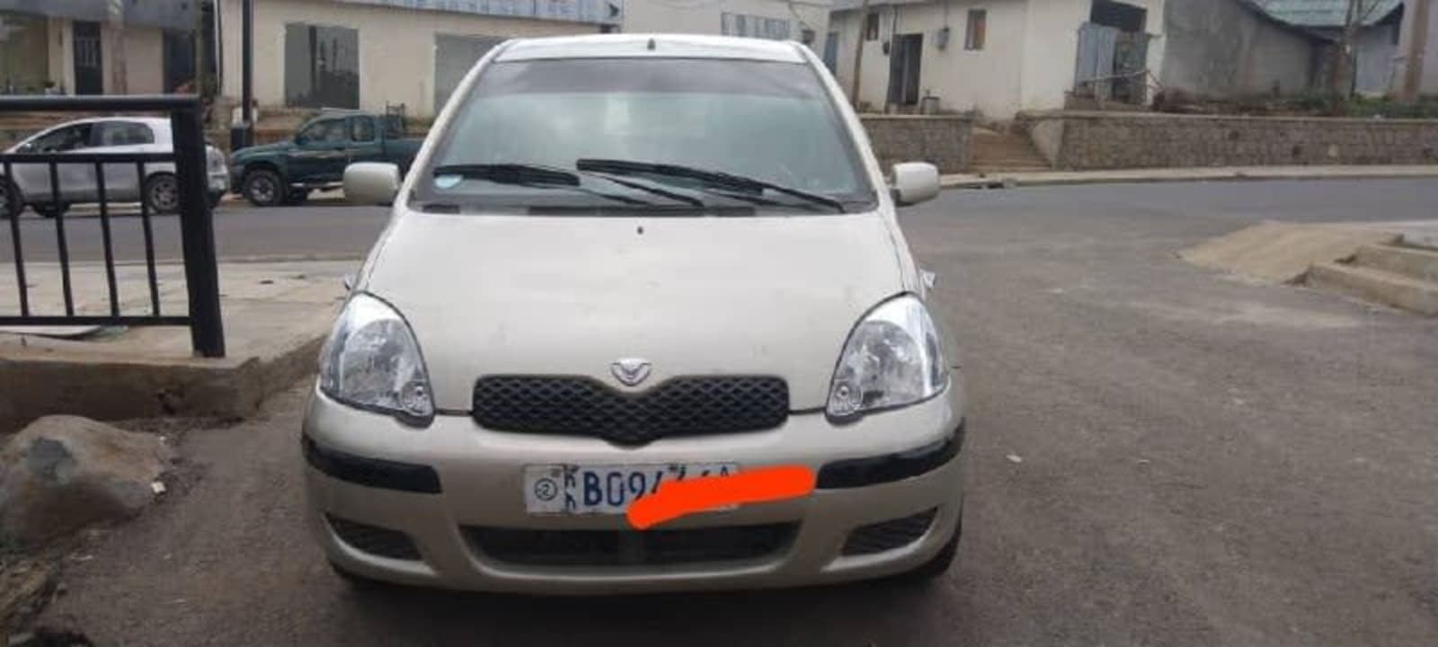 2002 Toyota Vitz — photo 2
