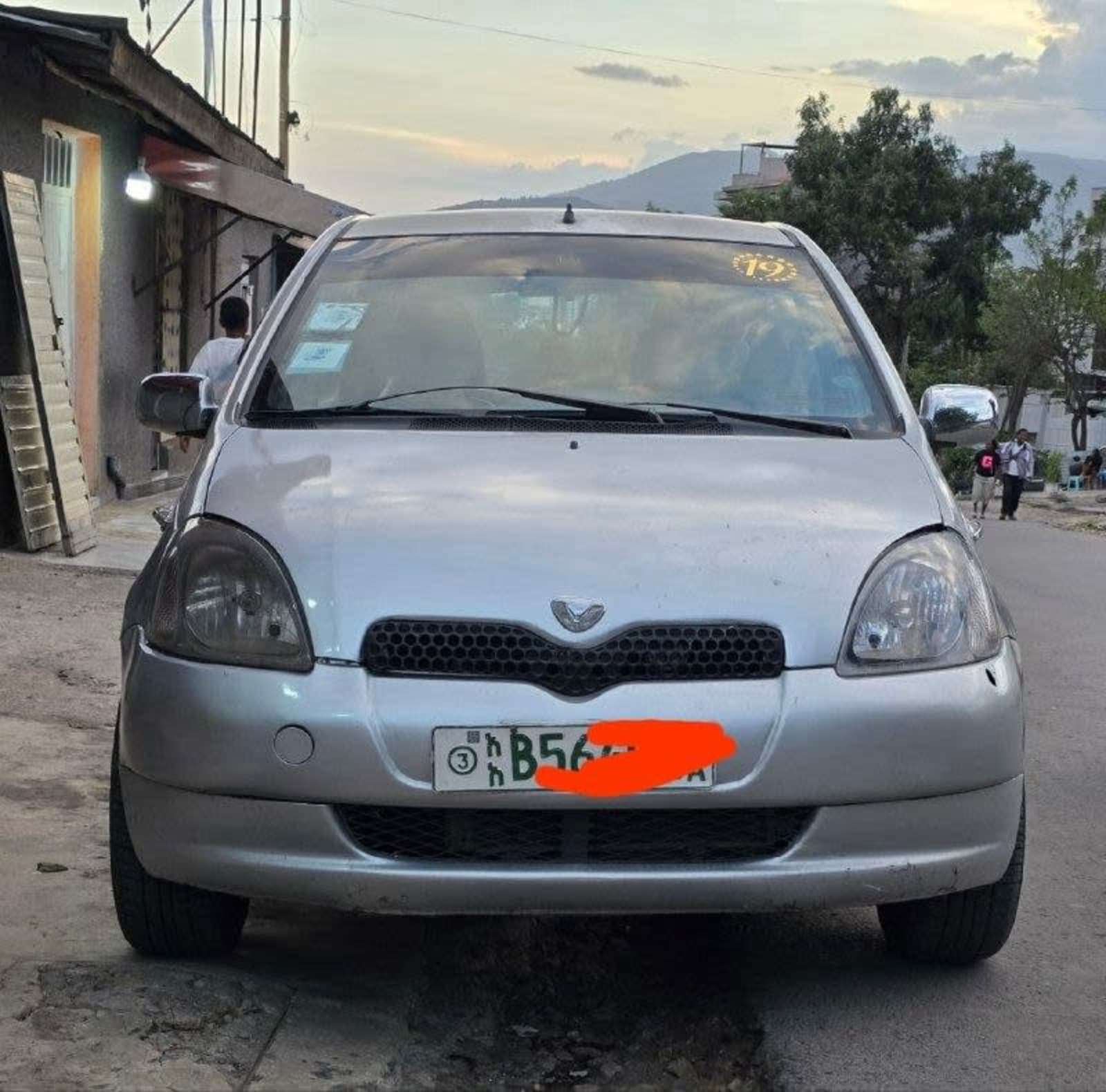 2001 Toyota Vitz — photo 4
