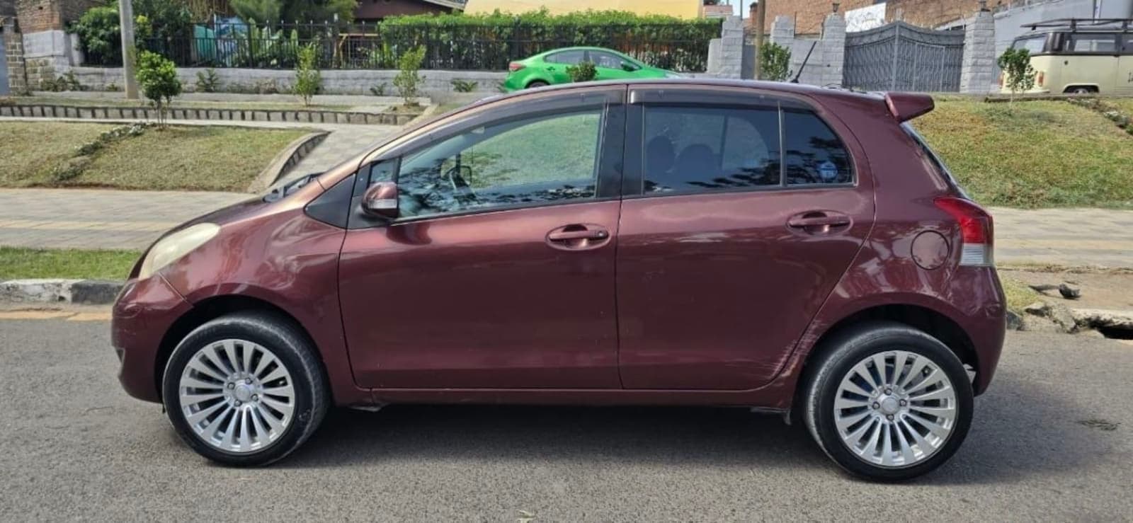 2010 Toyota Yaris Compact — photo 4