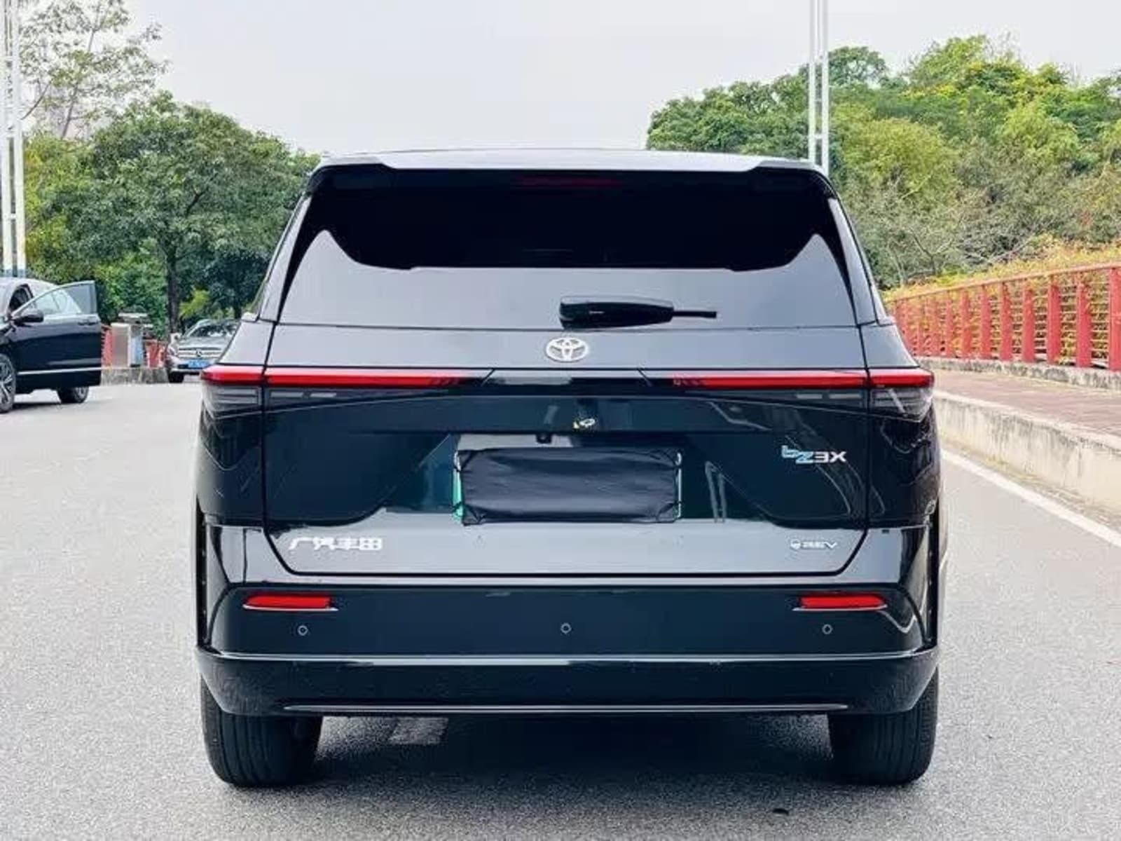 2025 Toyota Bz3x — photo 4
