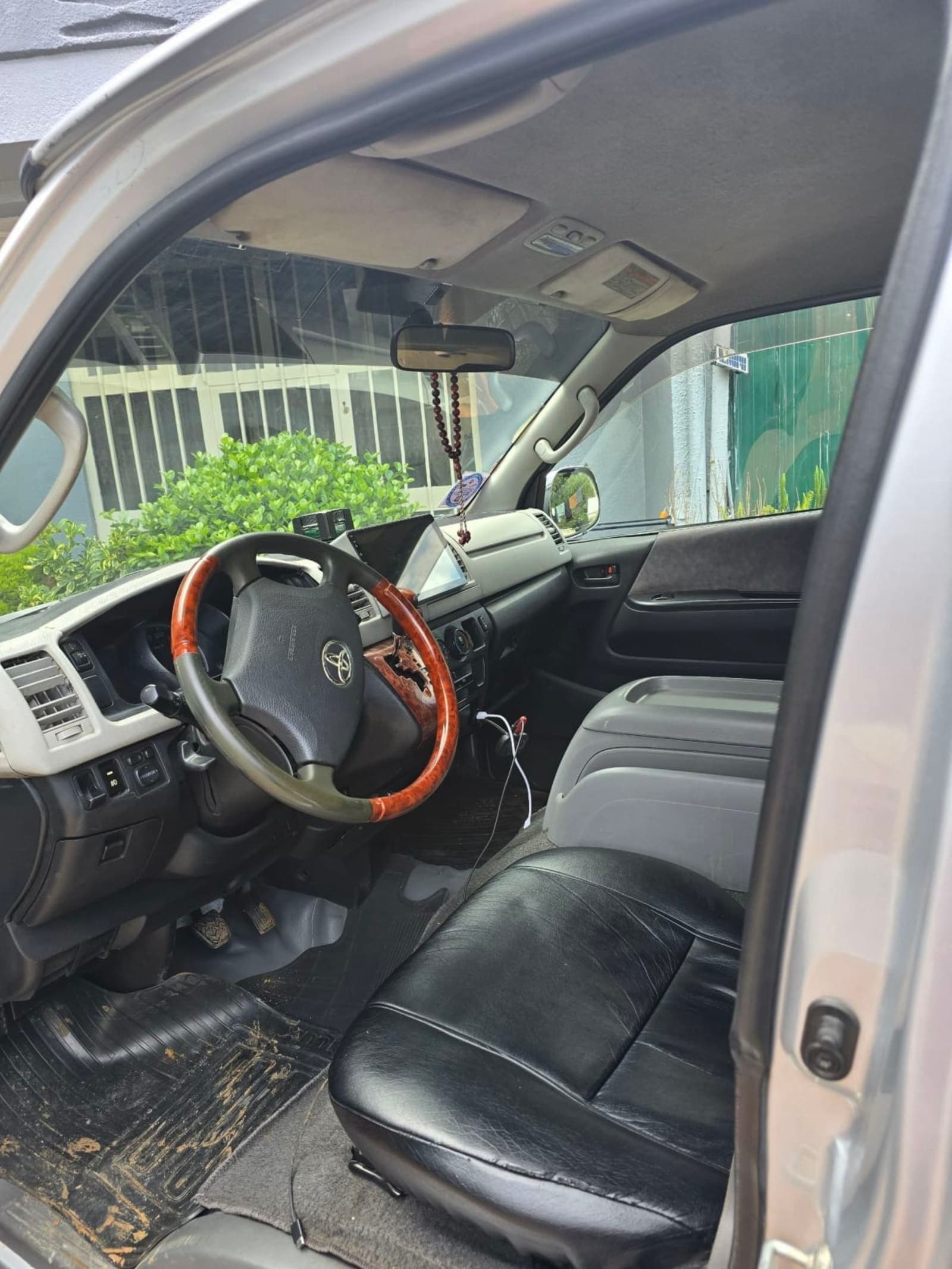 2008 Toyota Hiace — photo 3