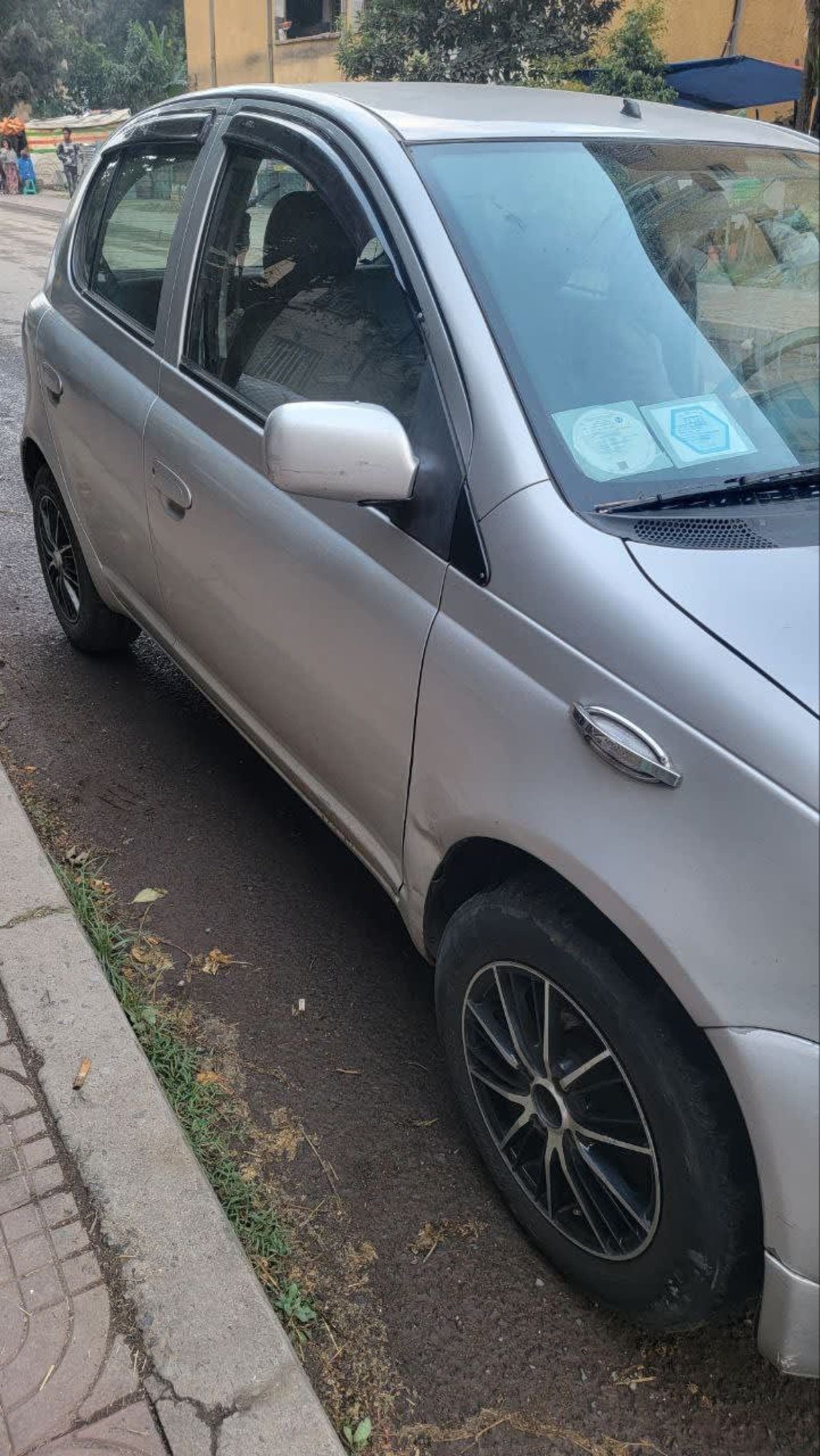 2001 TOYOTA VITZ โ photo 3
