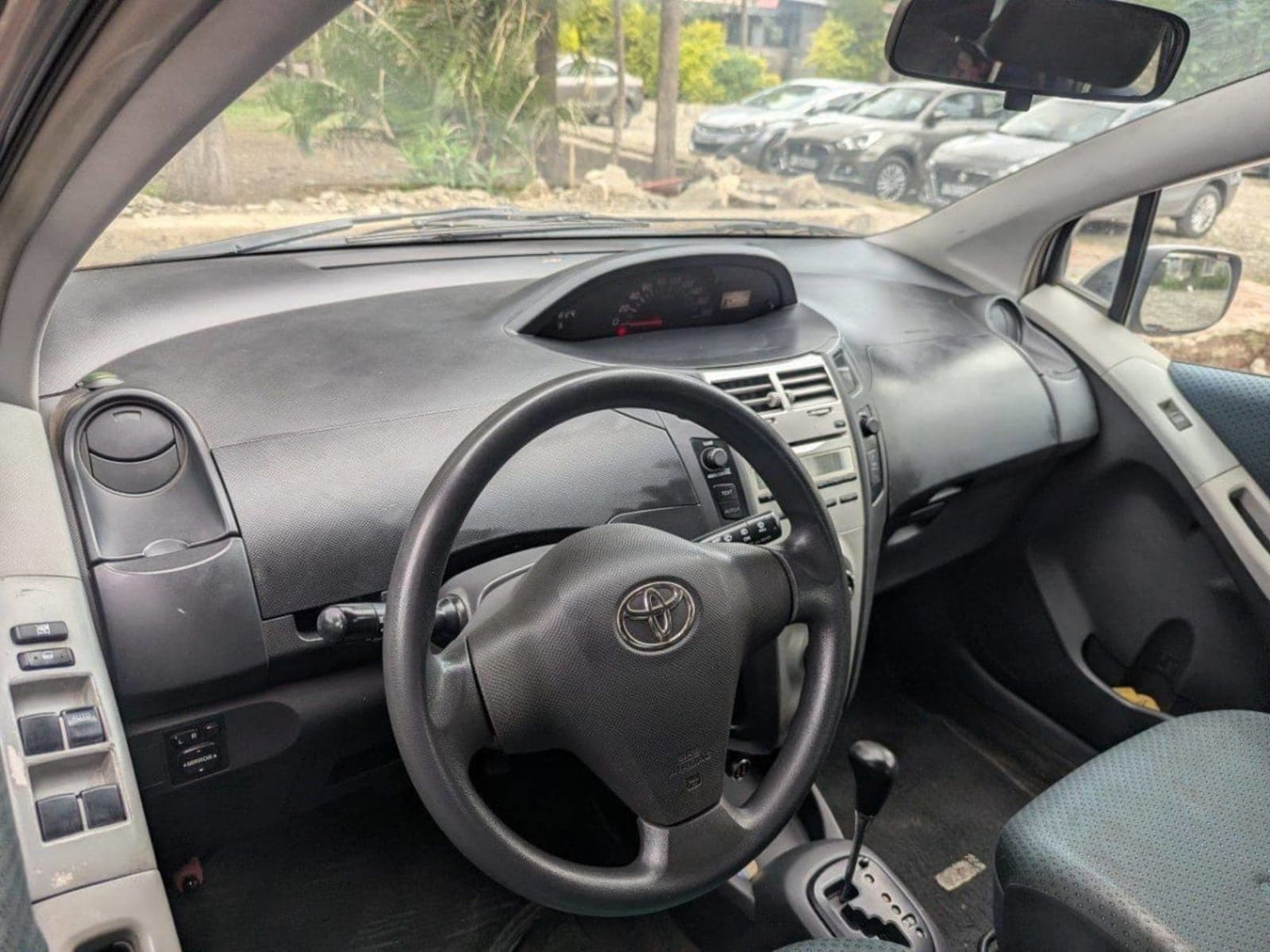 2006 Toyota Yaris compact — photo 2