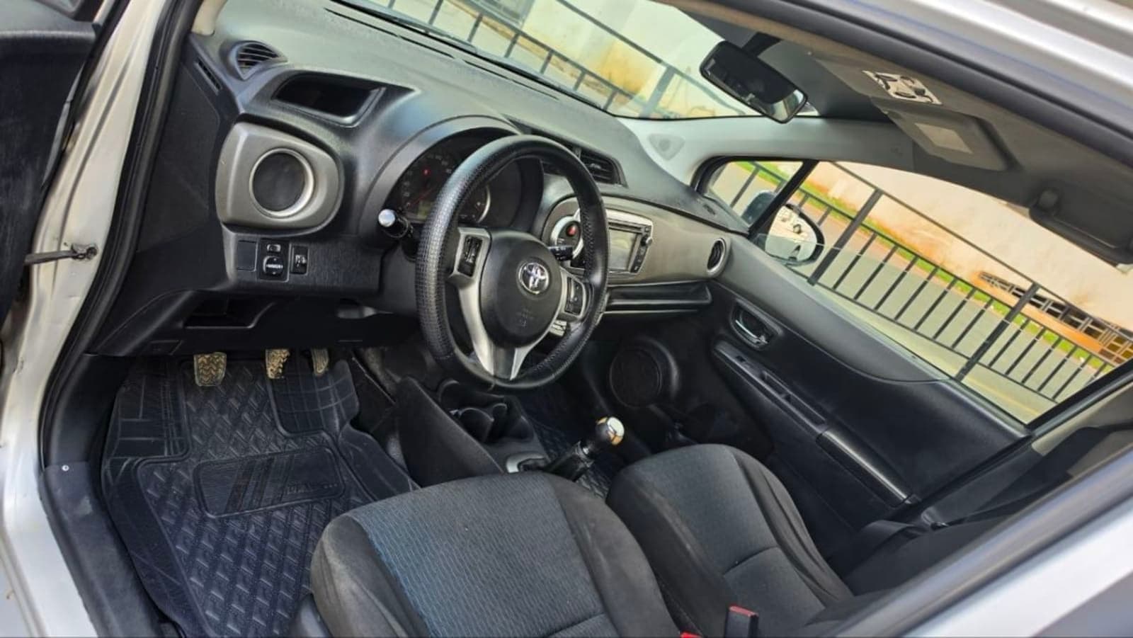 2012 Toyota Yaris Compact — photo 2
