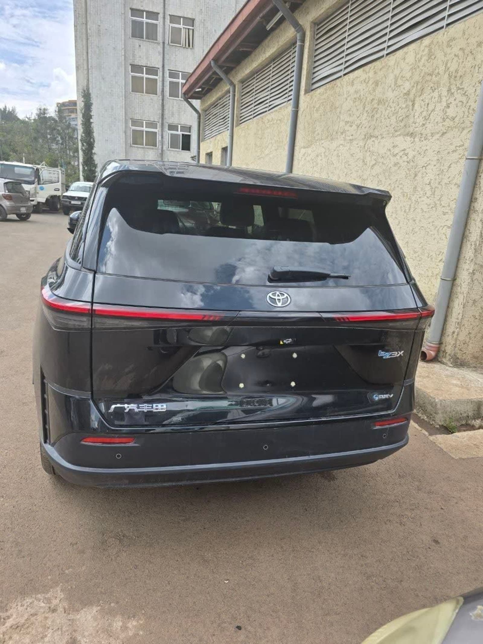 2025 Toyota Bz3x Short Range — photo 2
