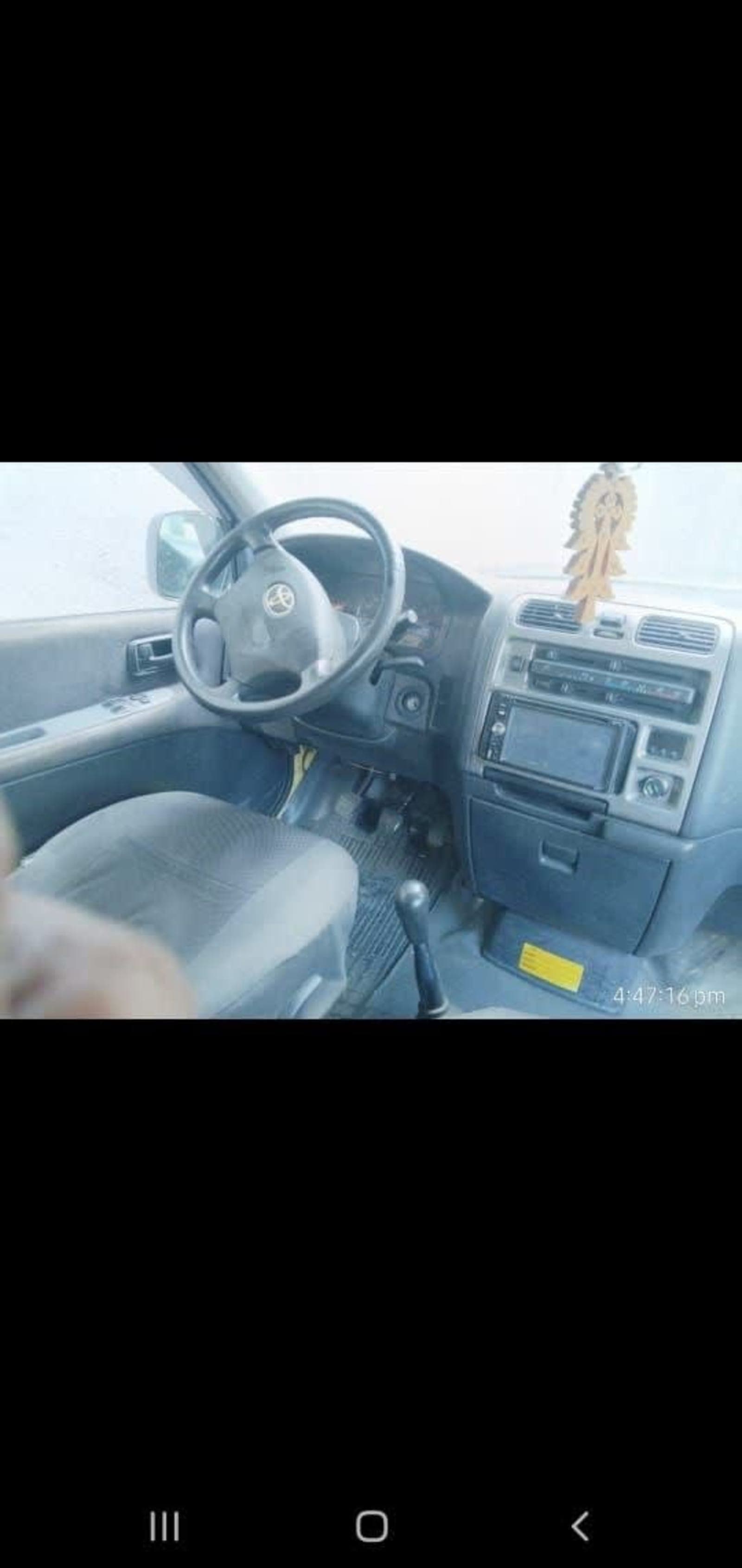 2011 Toyota HIACE โ photo 2