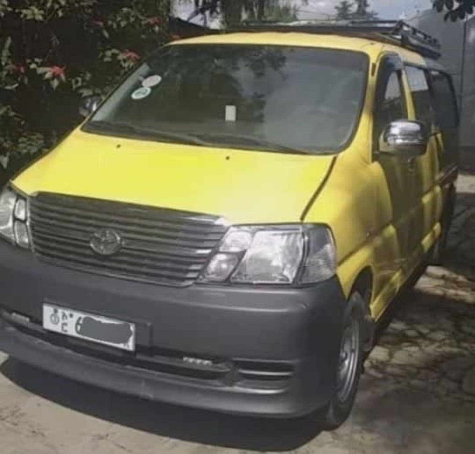 2011 Toyota HIACE โ photo 3