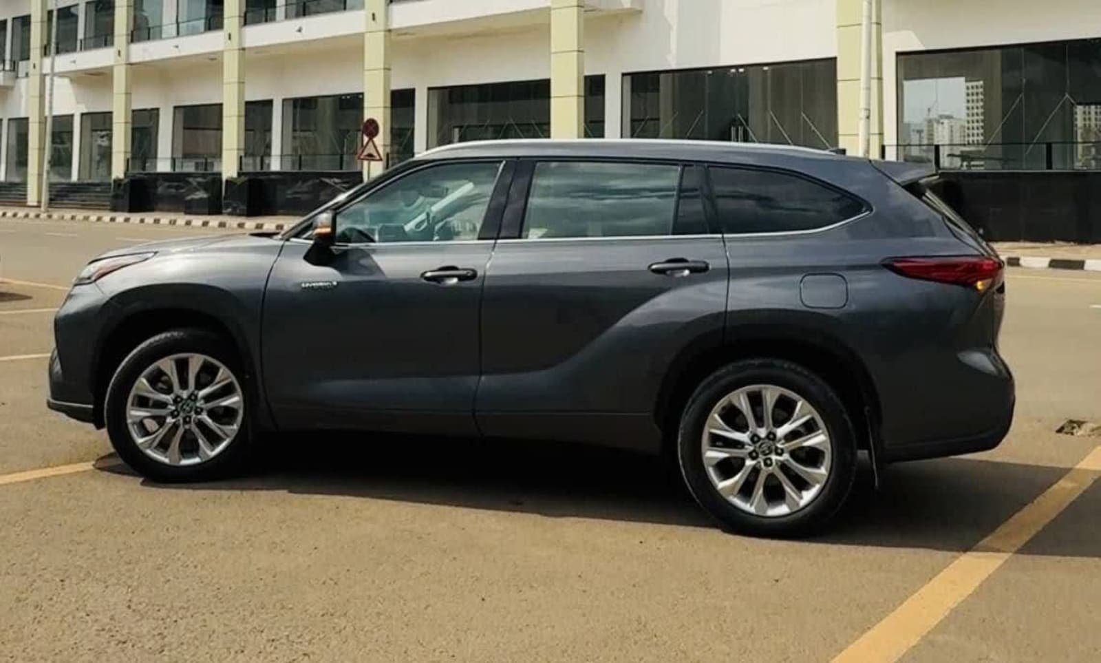 2024 Toyota Highlander Limited — photo 6