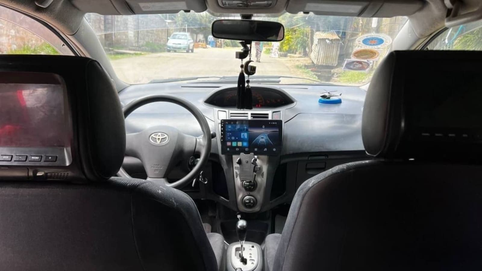 2010 Toyota Yaris — photo 2