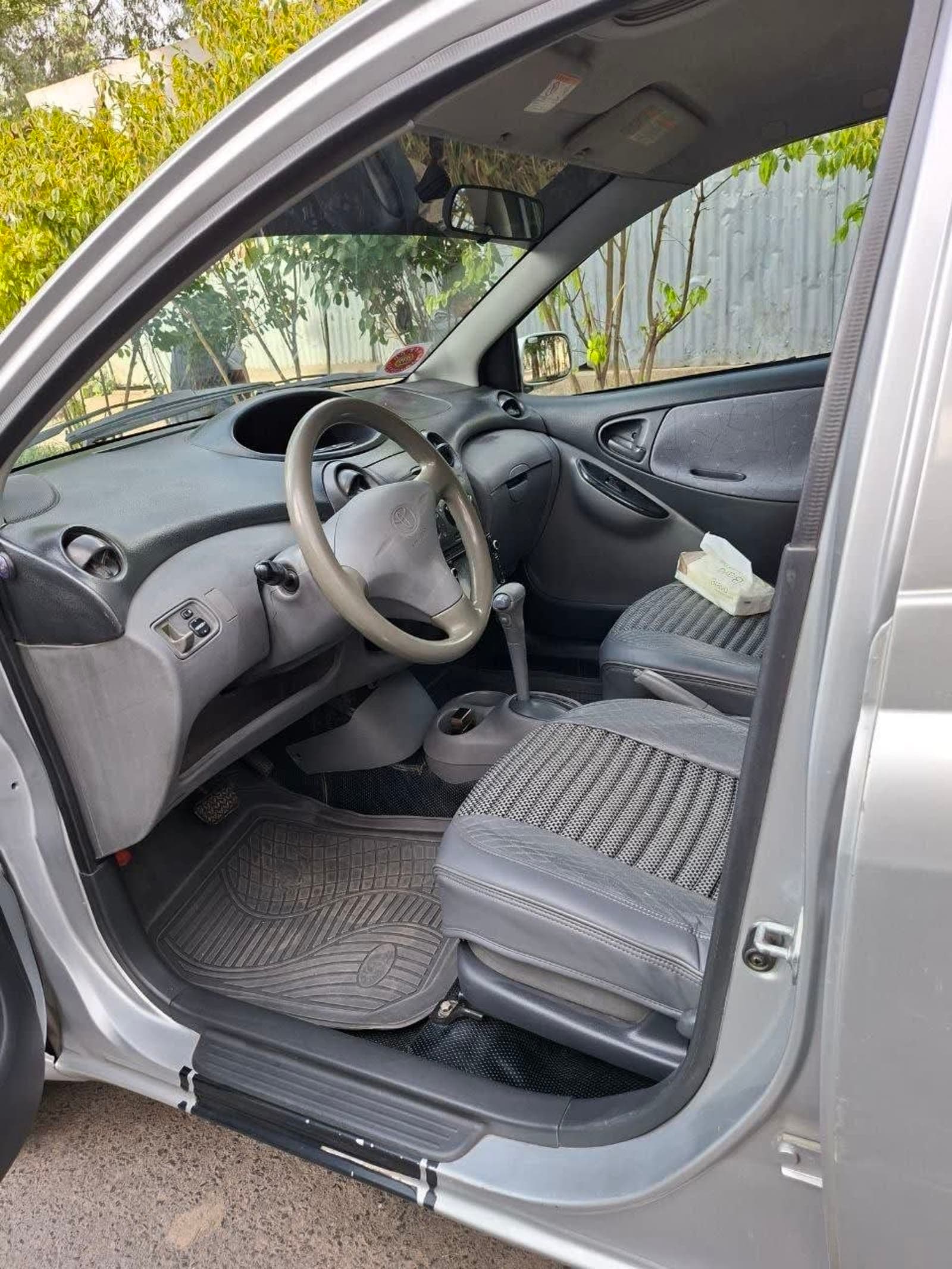 2001 TOYOTA VITZ — photo 2