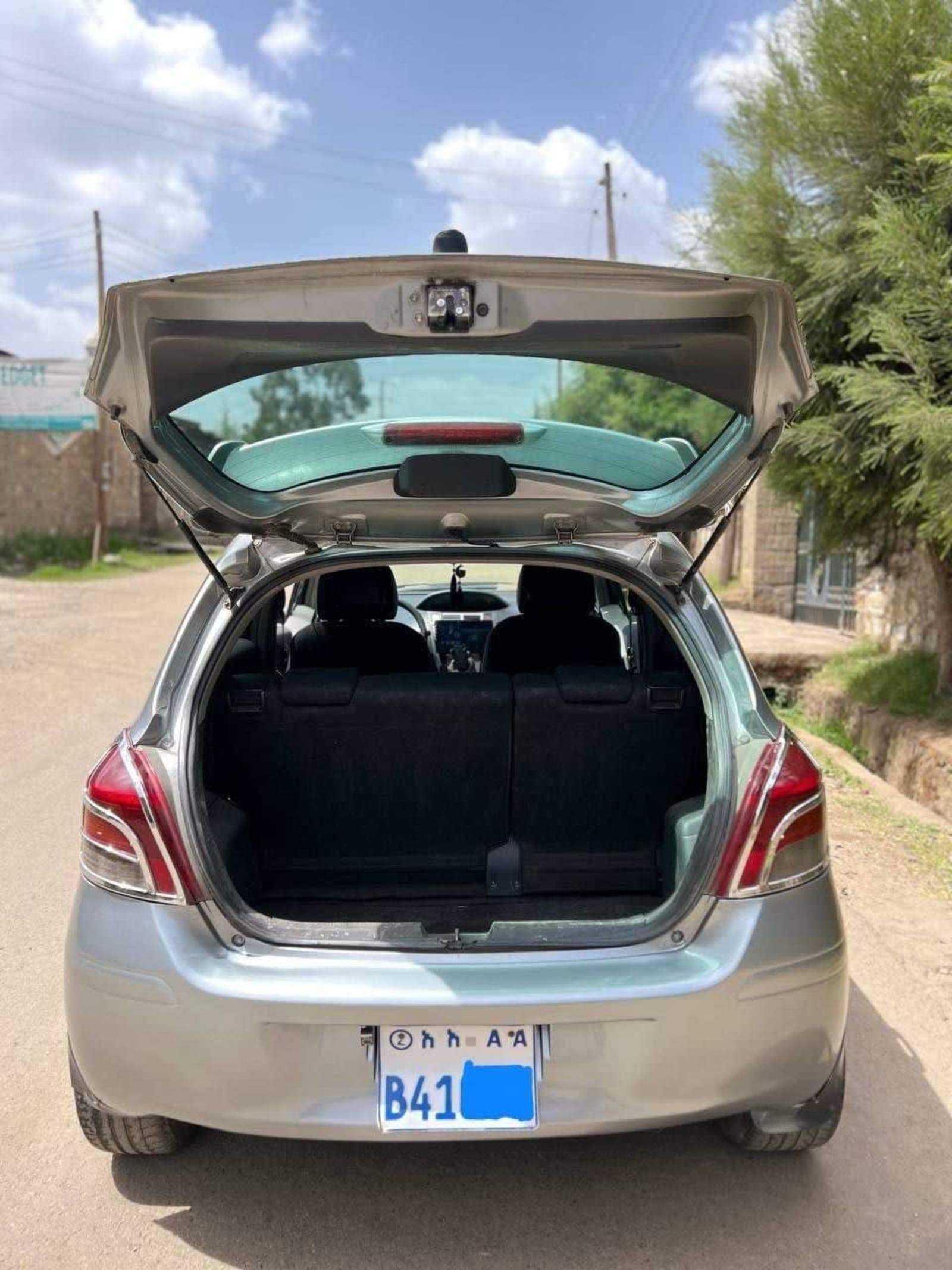 2010 Toyota Yaris Compact — photo 5