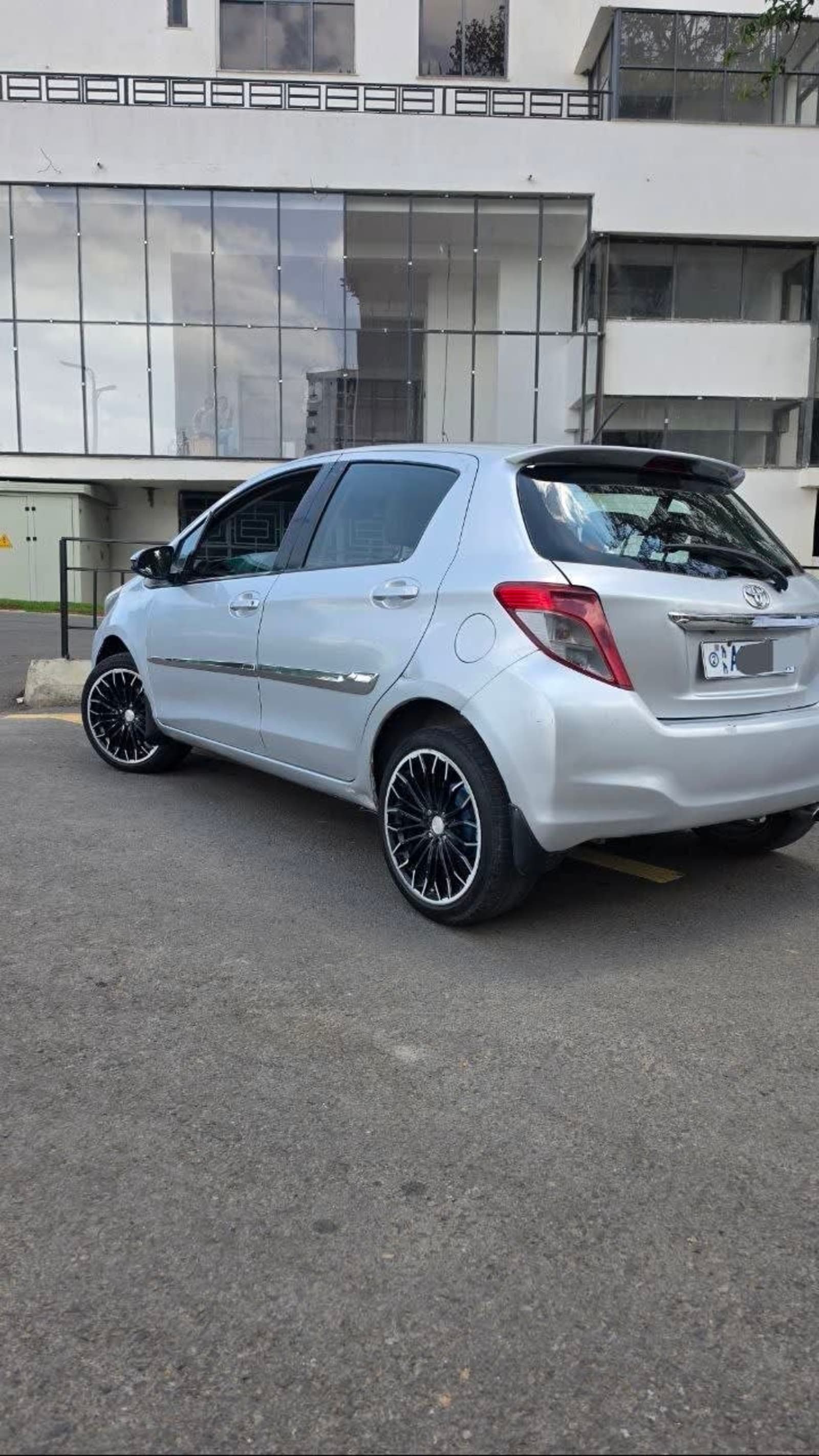2012 Toyota Yaris Compact — photo 6
