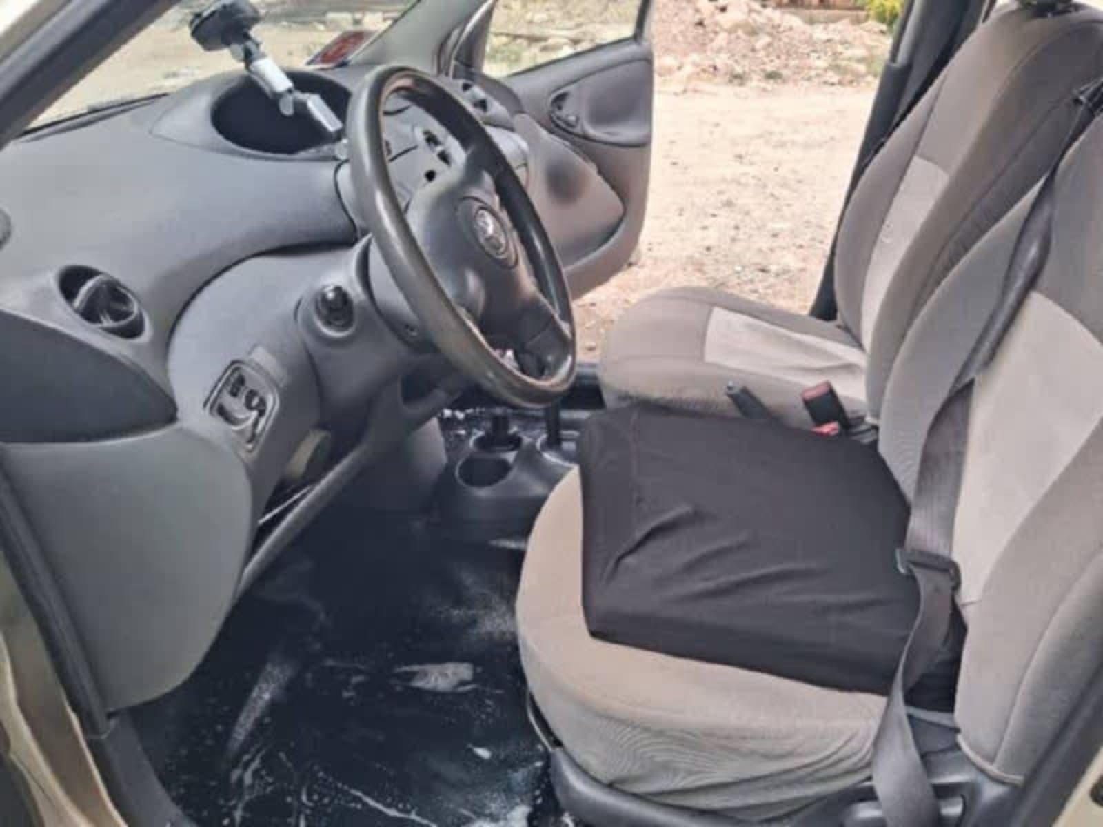 2002 Toyota Vitz — photo 2