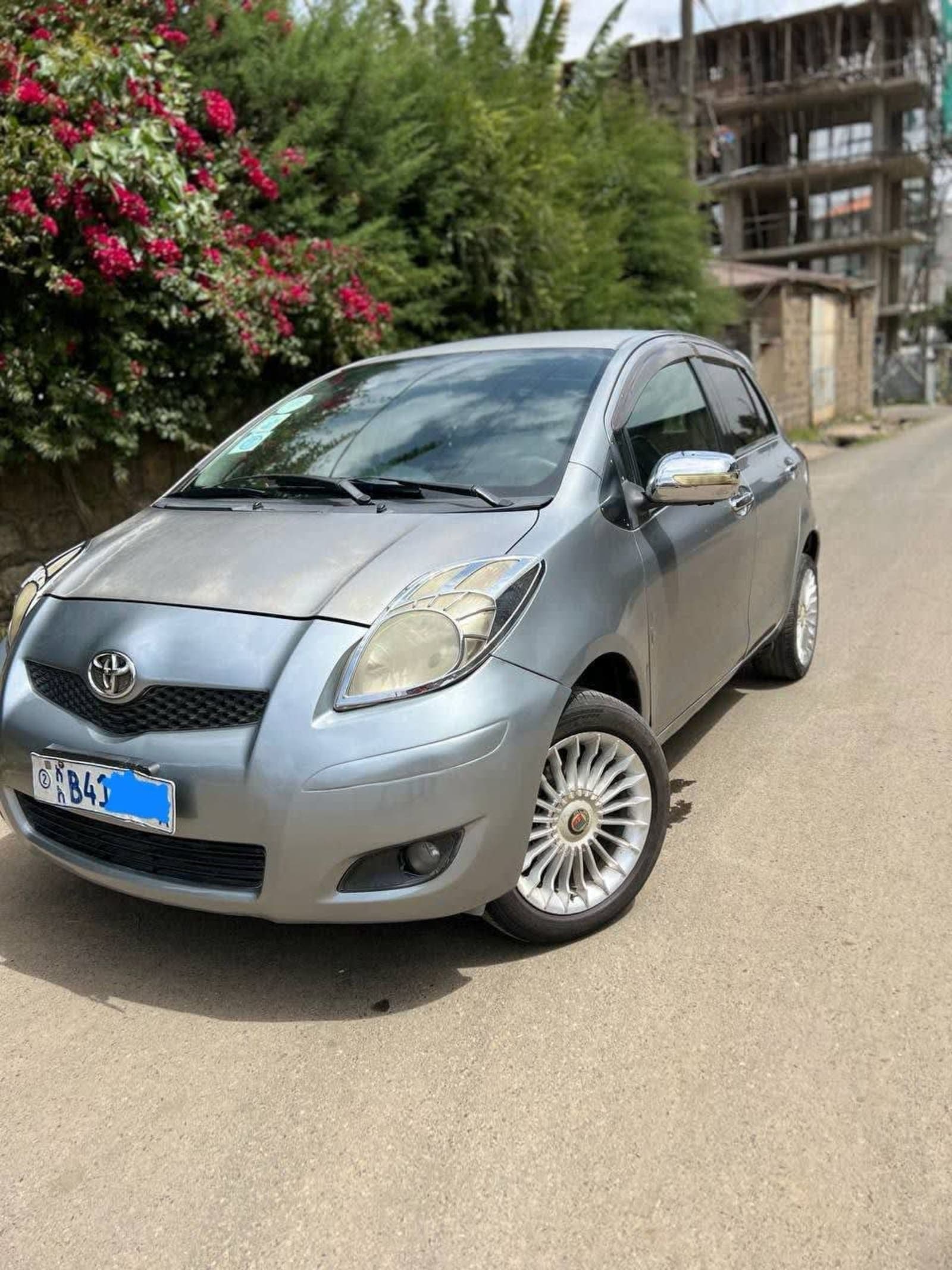 2010 Toyota Yaris Compact — photo 5