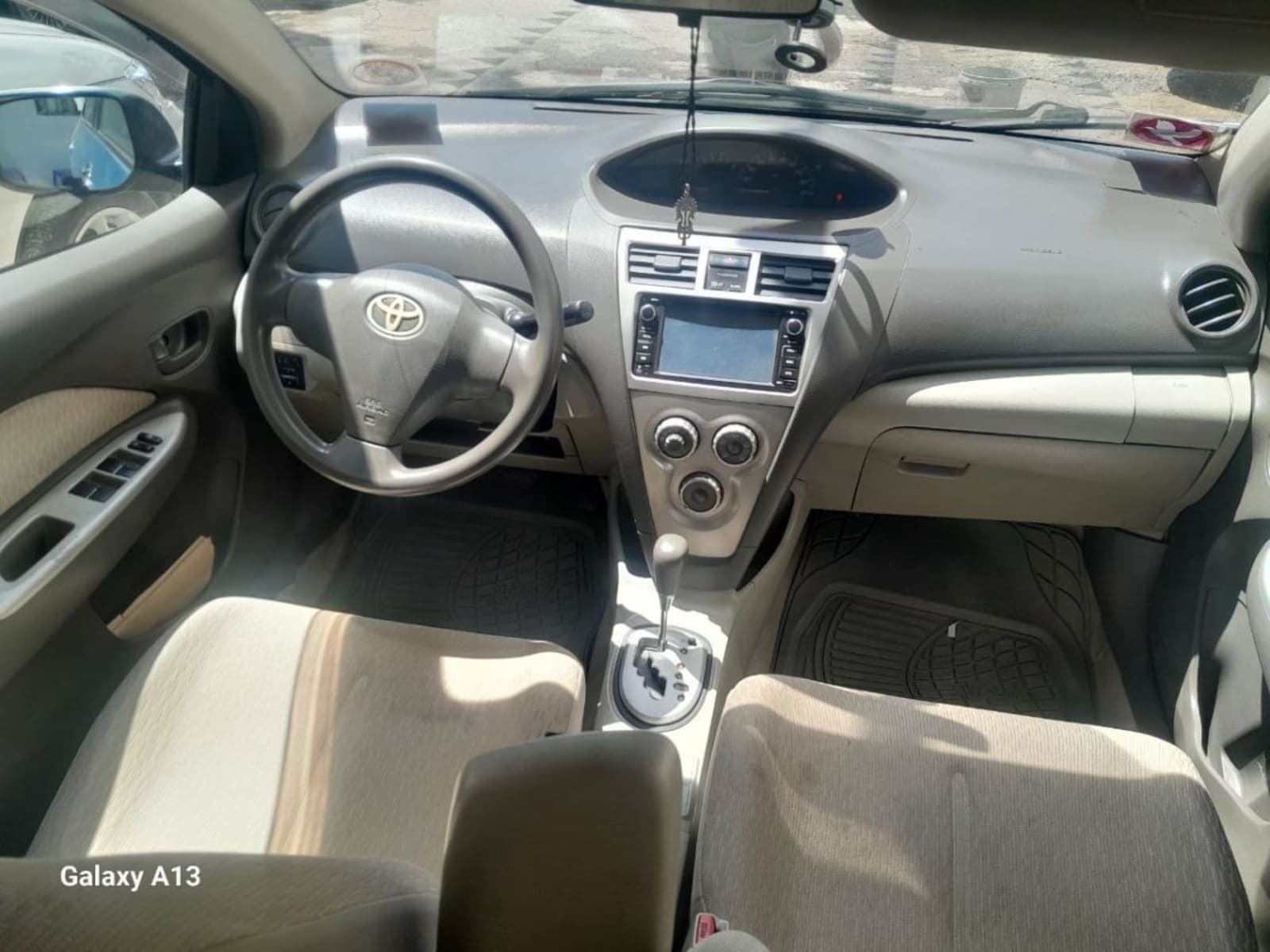 2010 Toyota Yaris Belta — photo 2