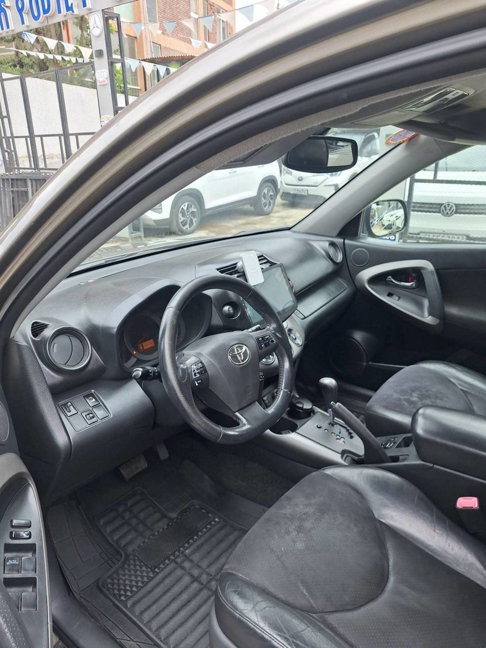 2012 Toyota Rav4 — photo 4