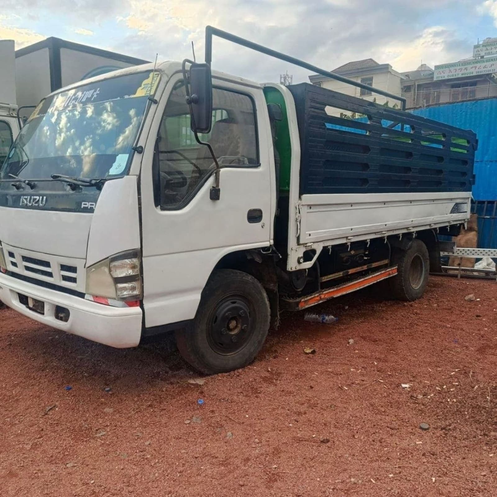 2006 Isuzu NPR Van โ photo 3