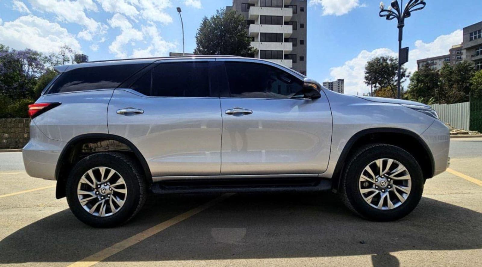 2023 Toyota Fortuner — photo 2
