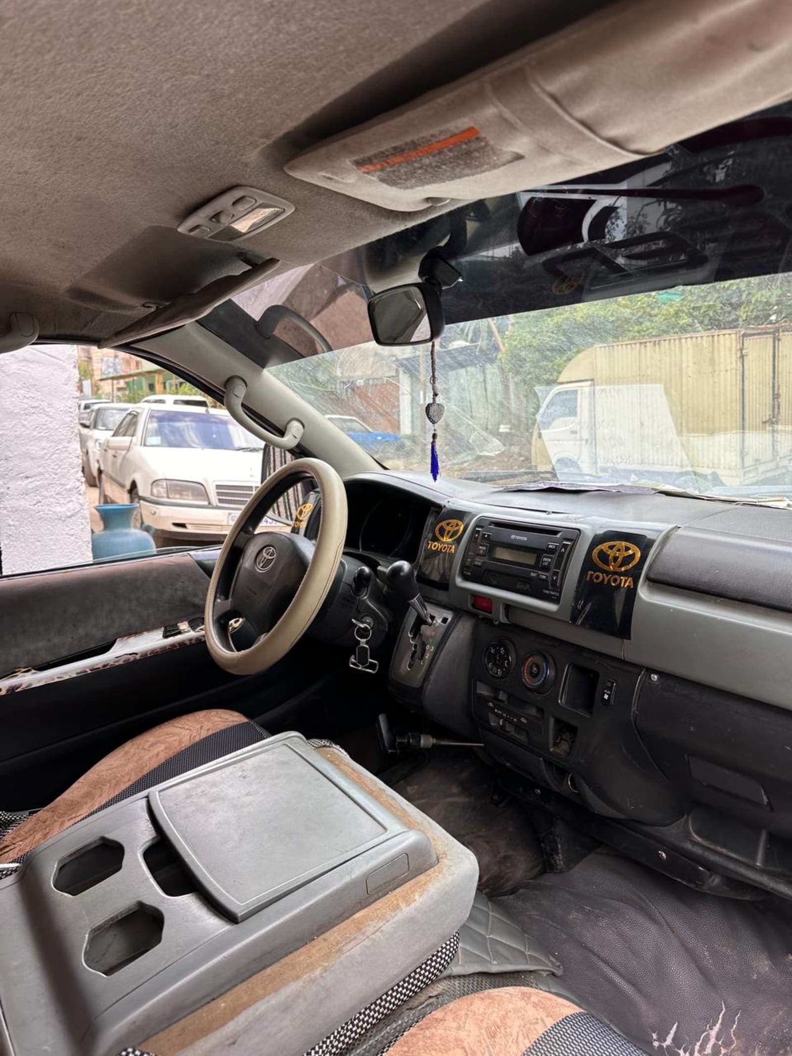 2007 Toyota Hiace — photo 4