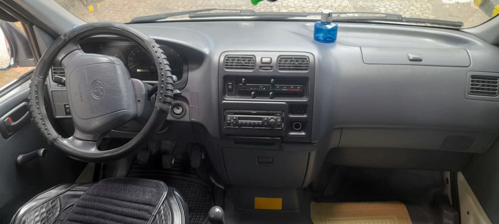 2003 Toyota Hiace — photo 2