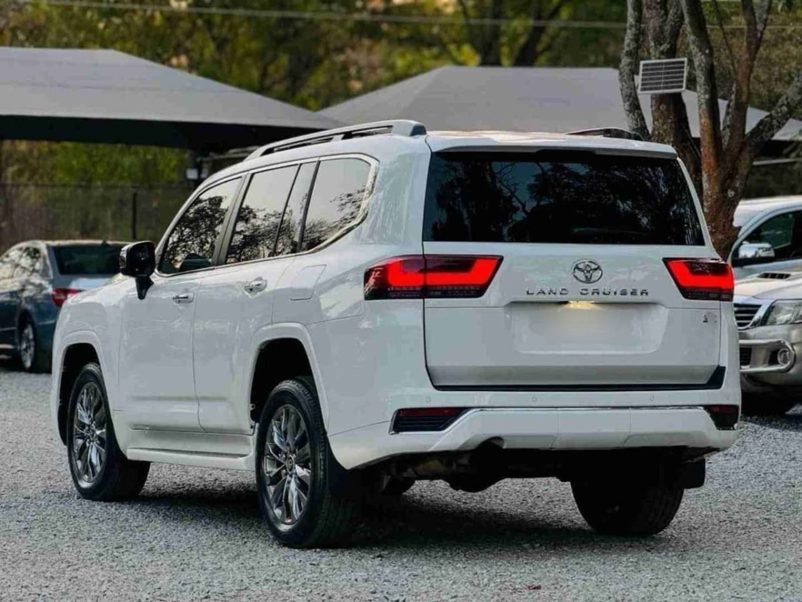2022 Toyota Land Cruiser V6 VXR — photo 2