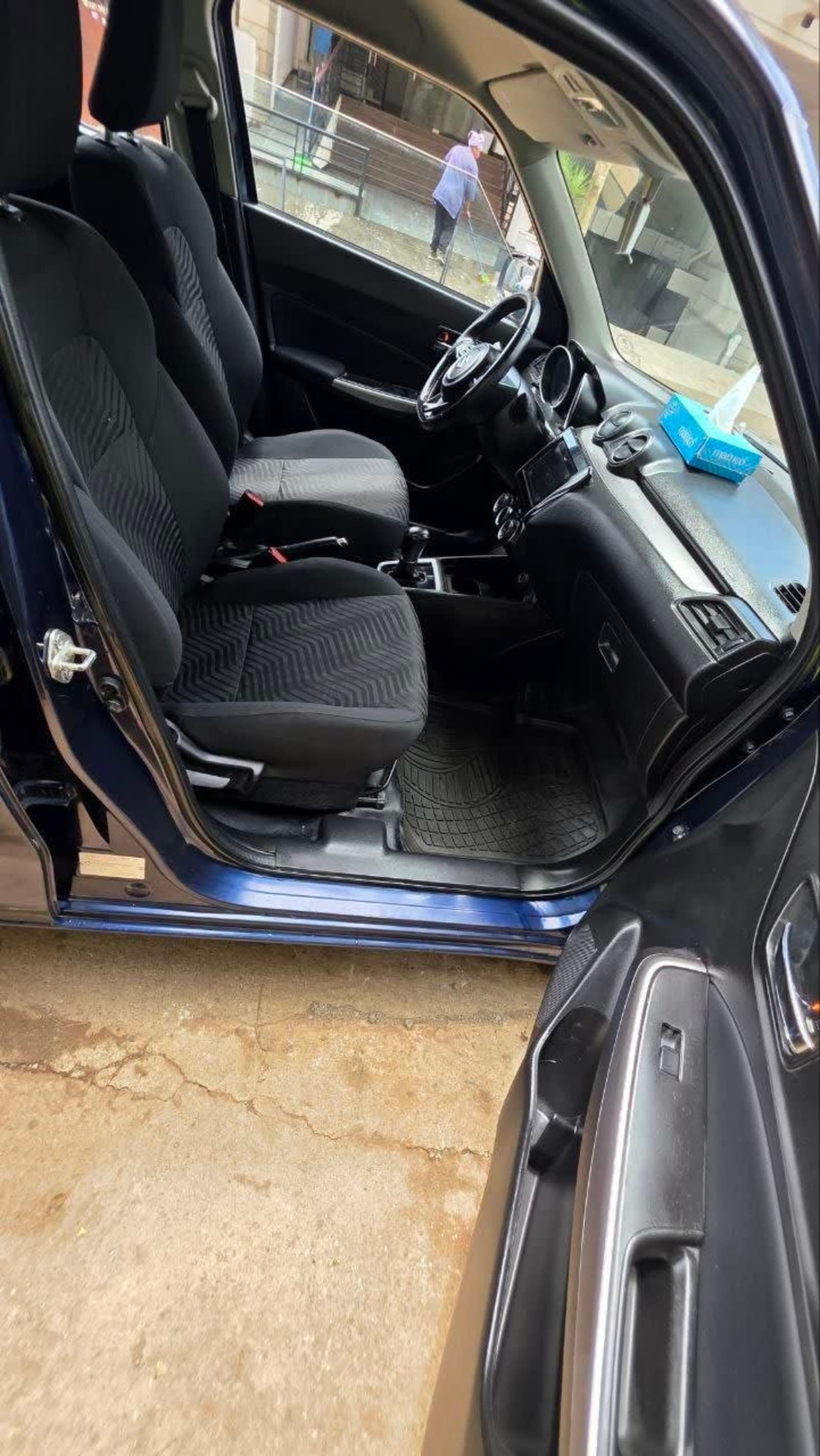 2022 Suzuki Swift — photo 2