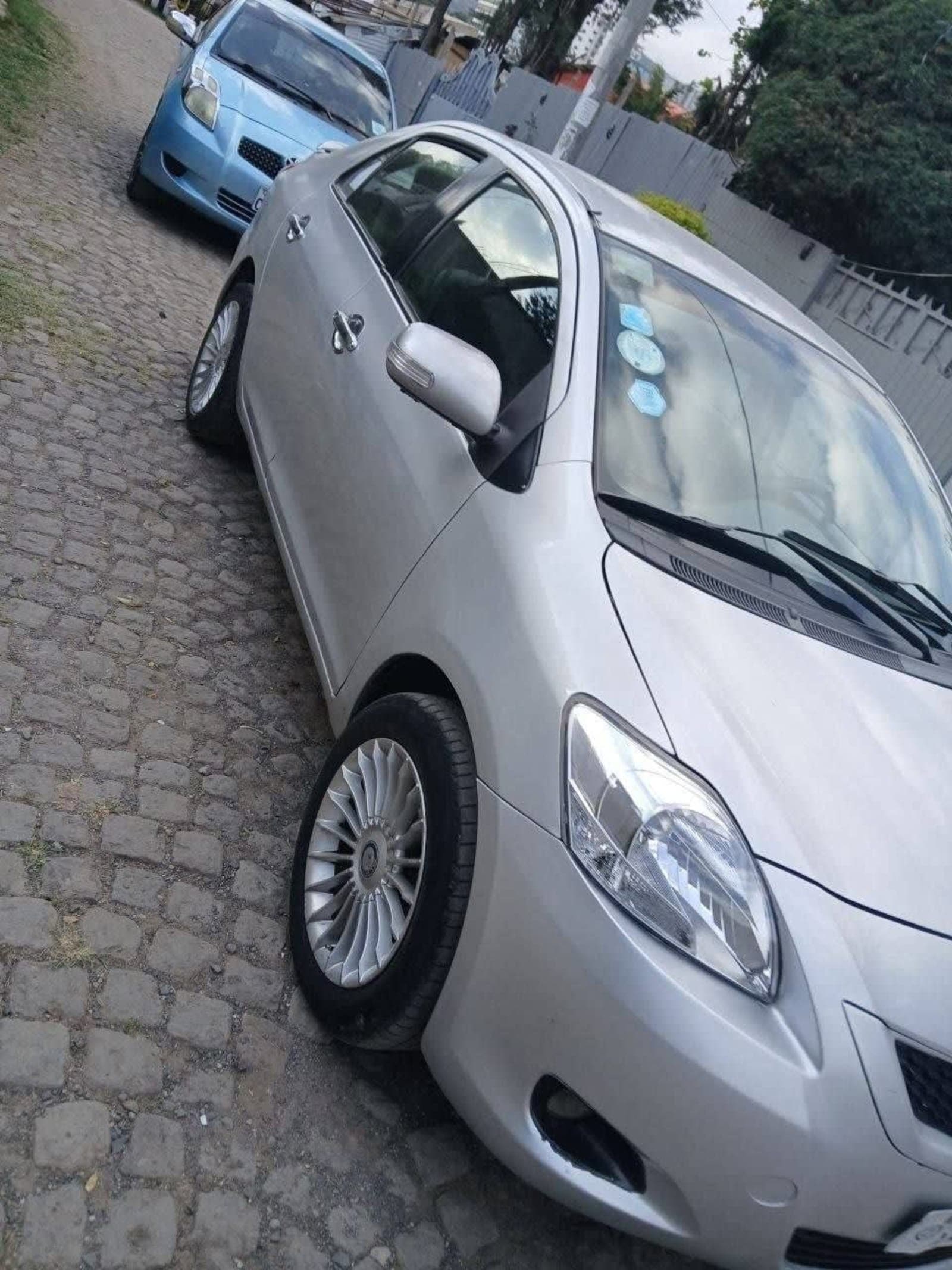 2010 Toyota Yaris Belta — photo 2