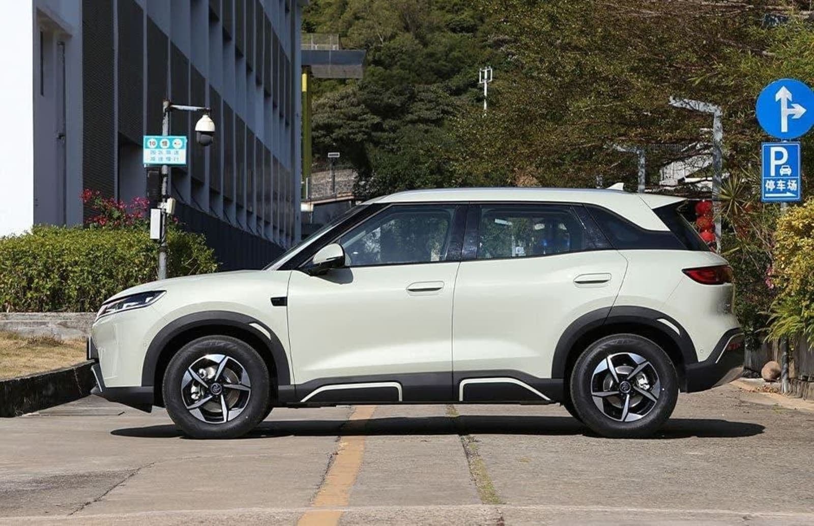 2025 BYD Yuan Up EV 401KM — photo 3