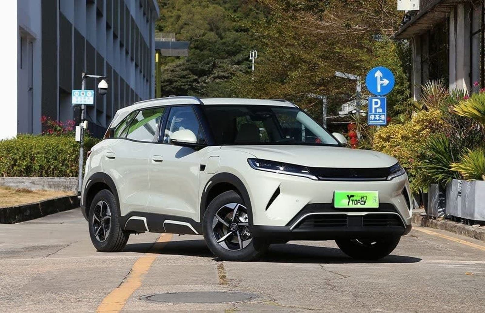 2025 BYD Yuan Up EV 401KM — photo 4