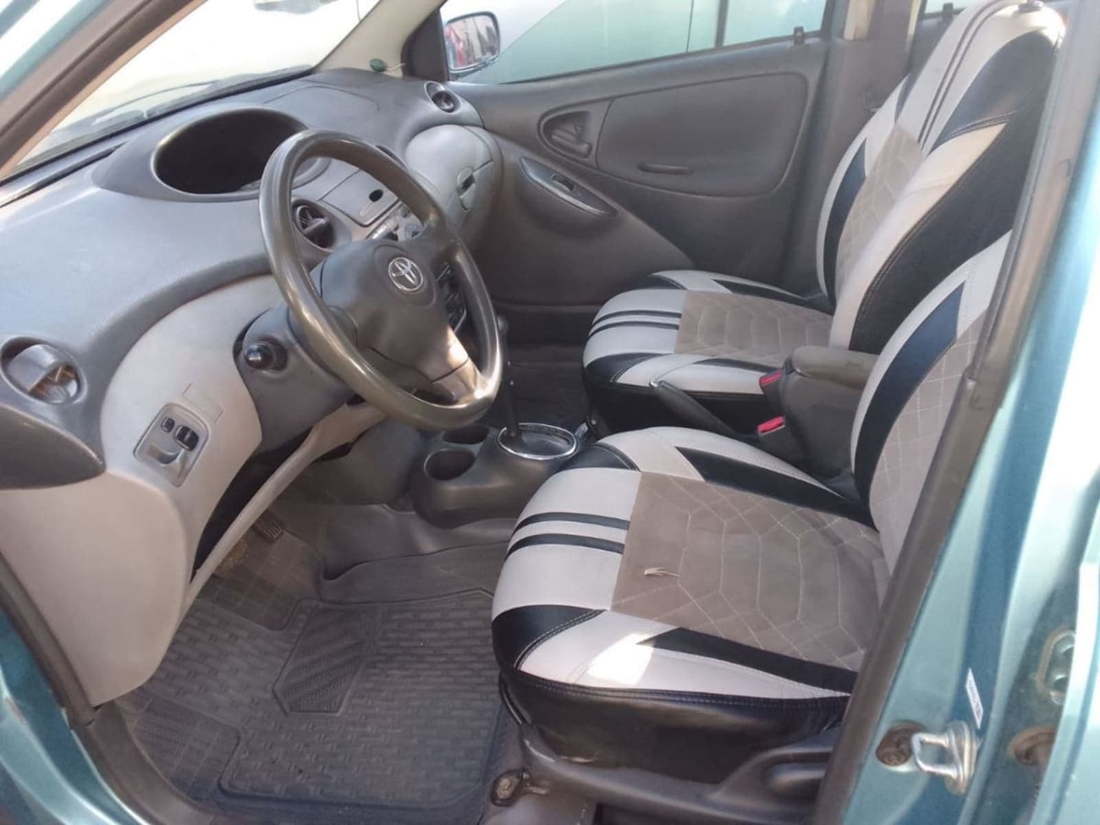 2002 Toyota Vitz — photo 3
