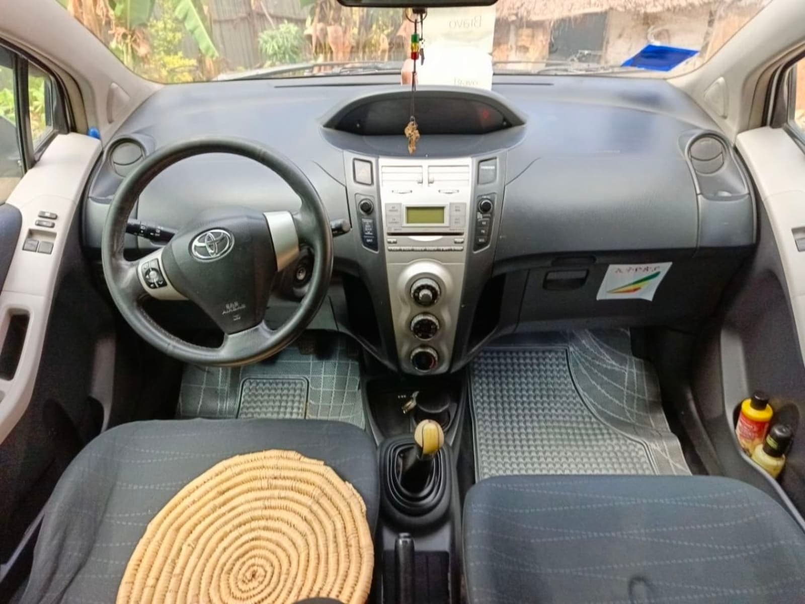 2008 Toyota Yaris compact — photo 2