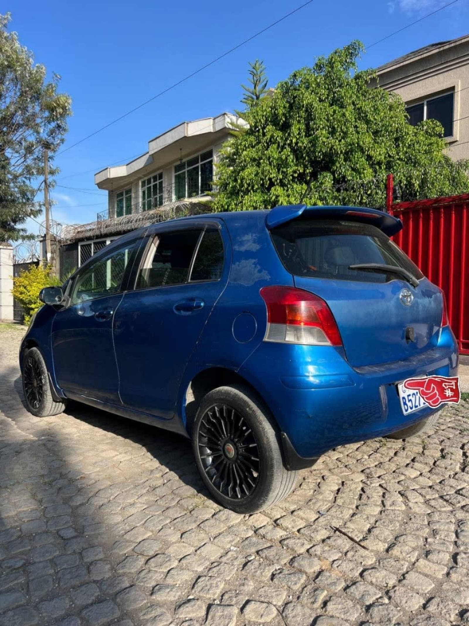 2010 Toyota Yaris Compact — photo 2